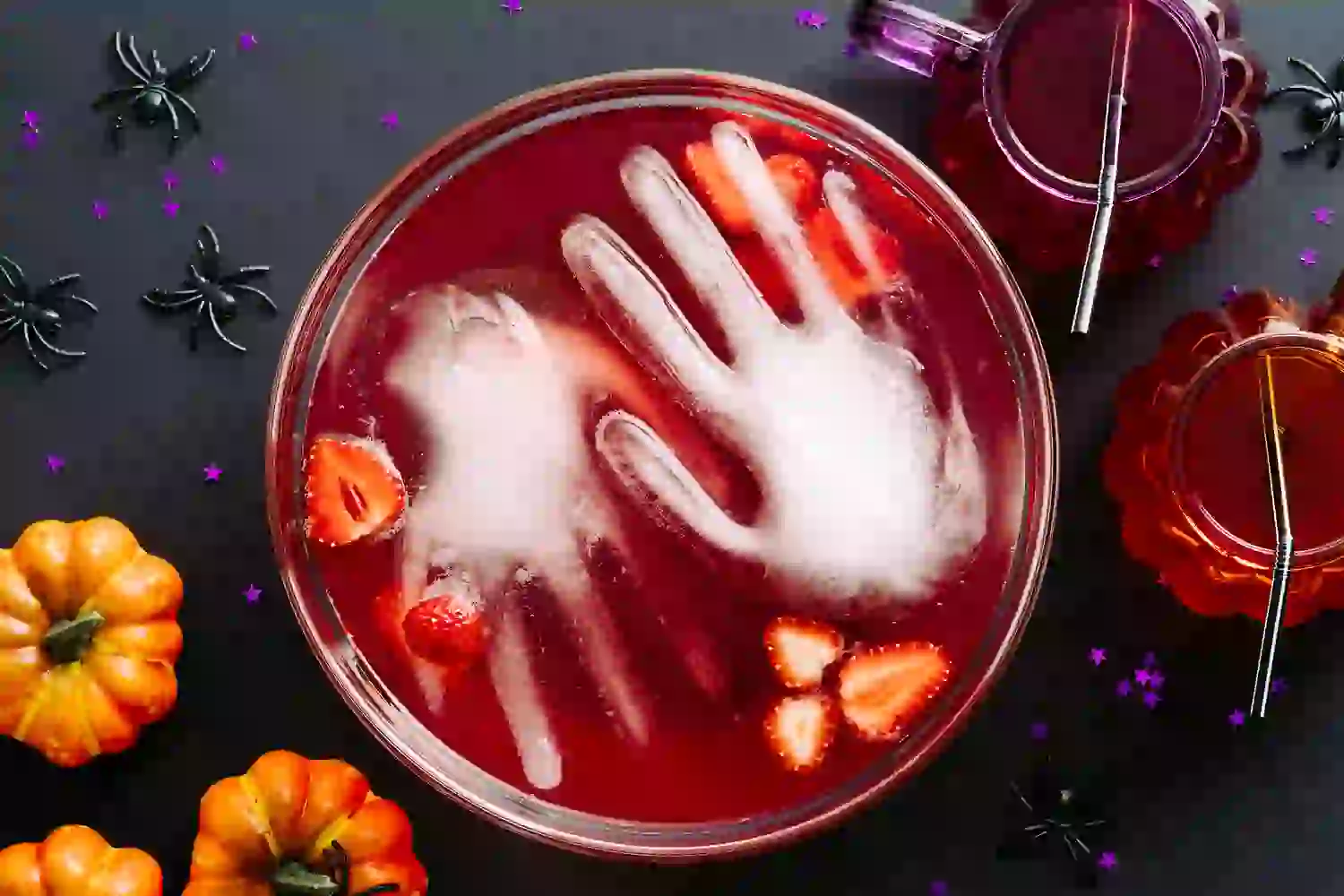 Rezept Schaurige Halloweenbowle mit Eishand Rezept Schaurige Halloweenbowle mit Eishand