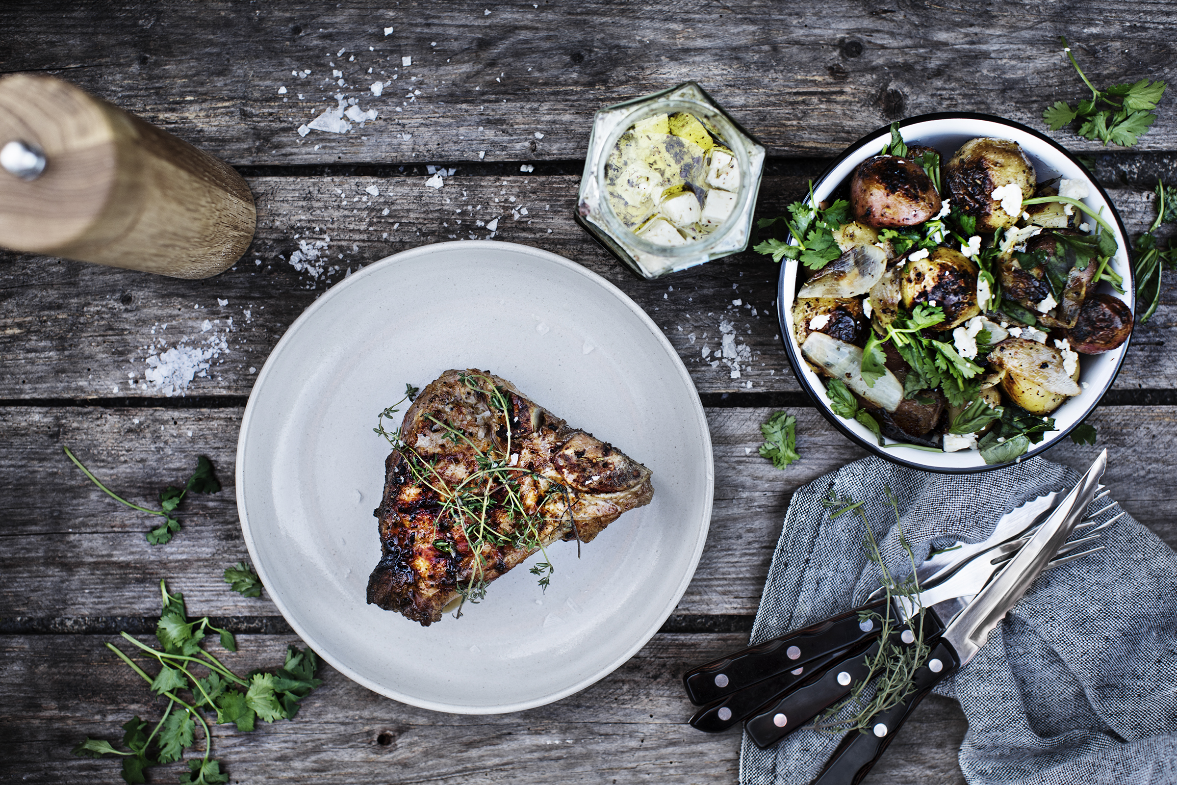 Kalvekoteletter med grillkartofler