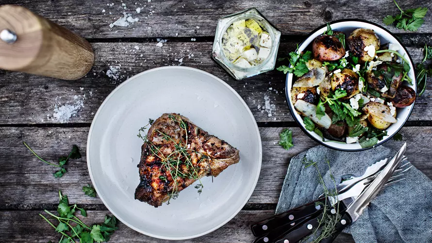 Kalvekoteletter med grillkartofler