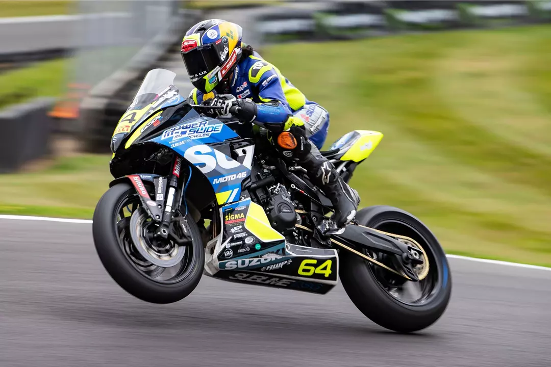 Asher Durham over the mountain at Cadwell Park on the 8R