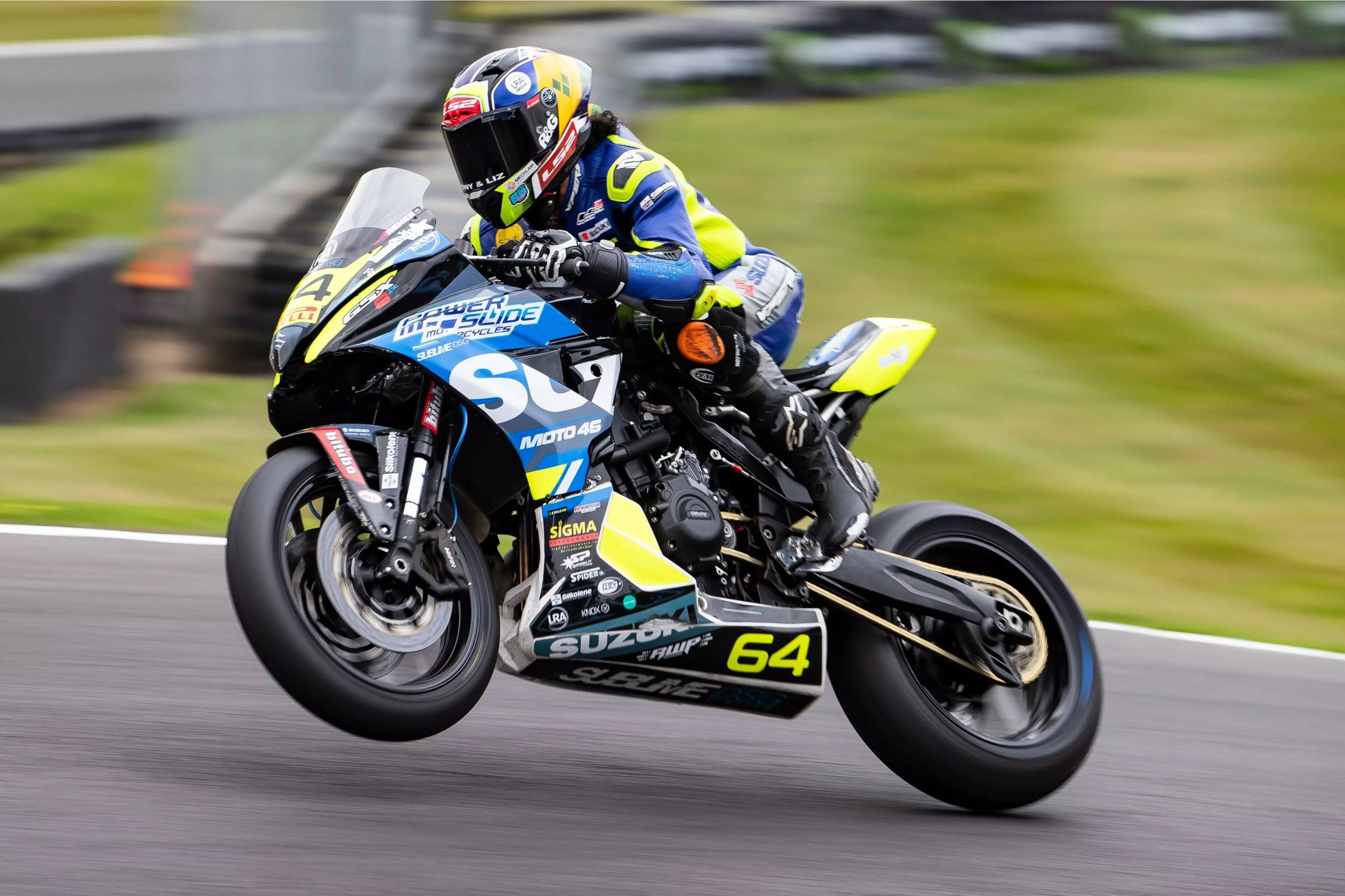 Asher Durham over the mountain at Cadwell Park on the 8R