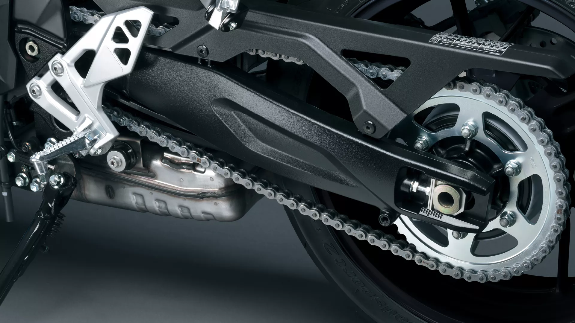 Suzuki GSX-8R swingarm and chain close up