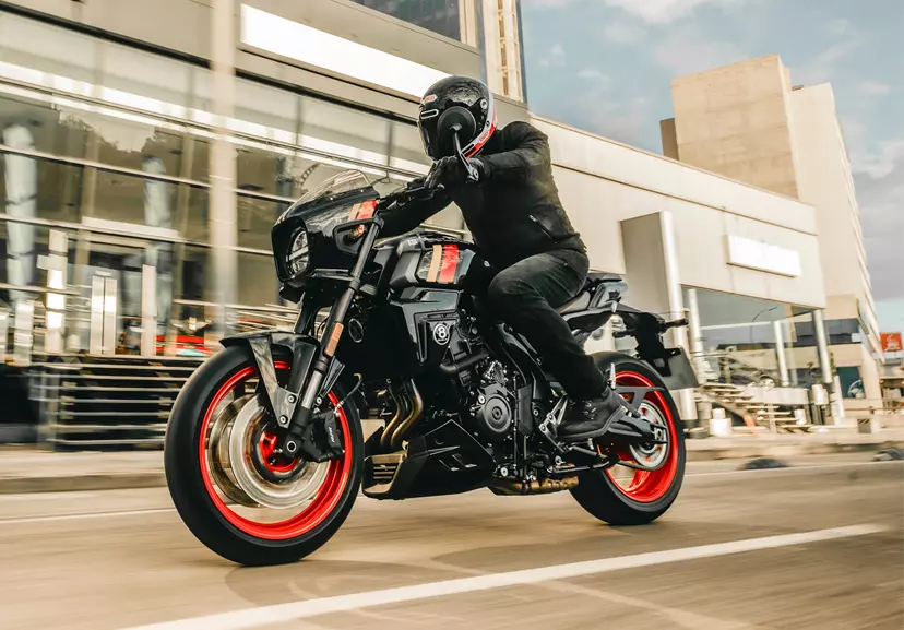 Suzuki GSX-8TT purposefully making progress through the city