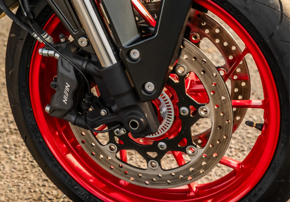 Suzuki GSX-8S front tyre and brake close-up.