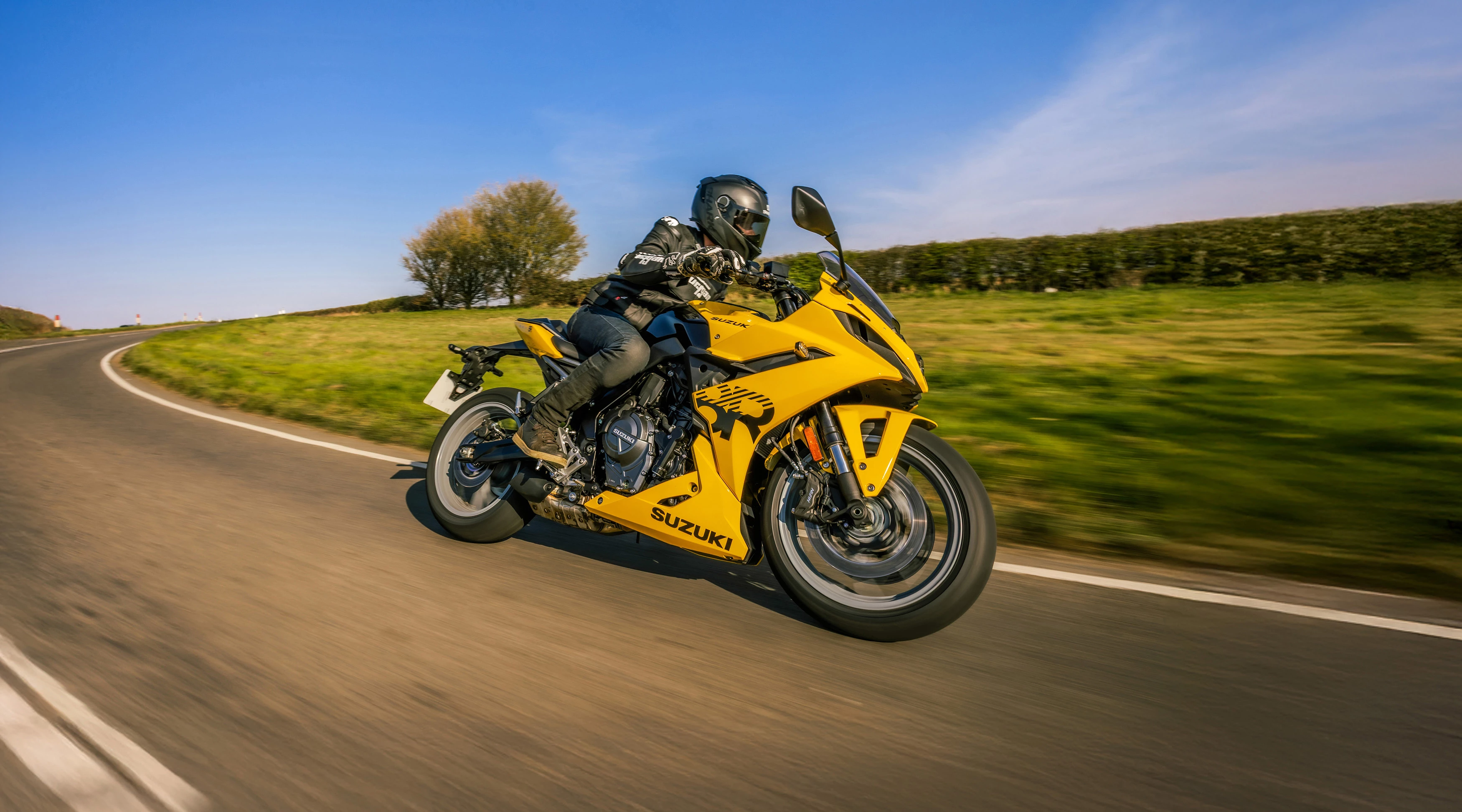 Suzuki GSX-8R Kiiro edition leaning into a long corner