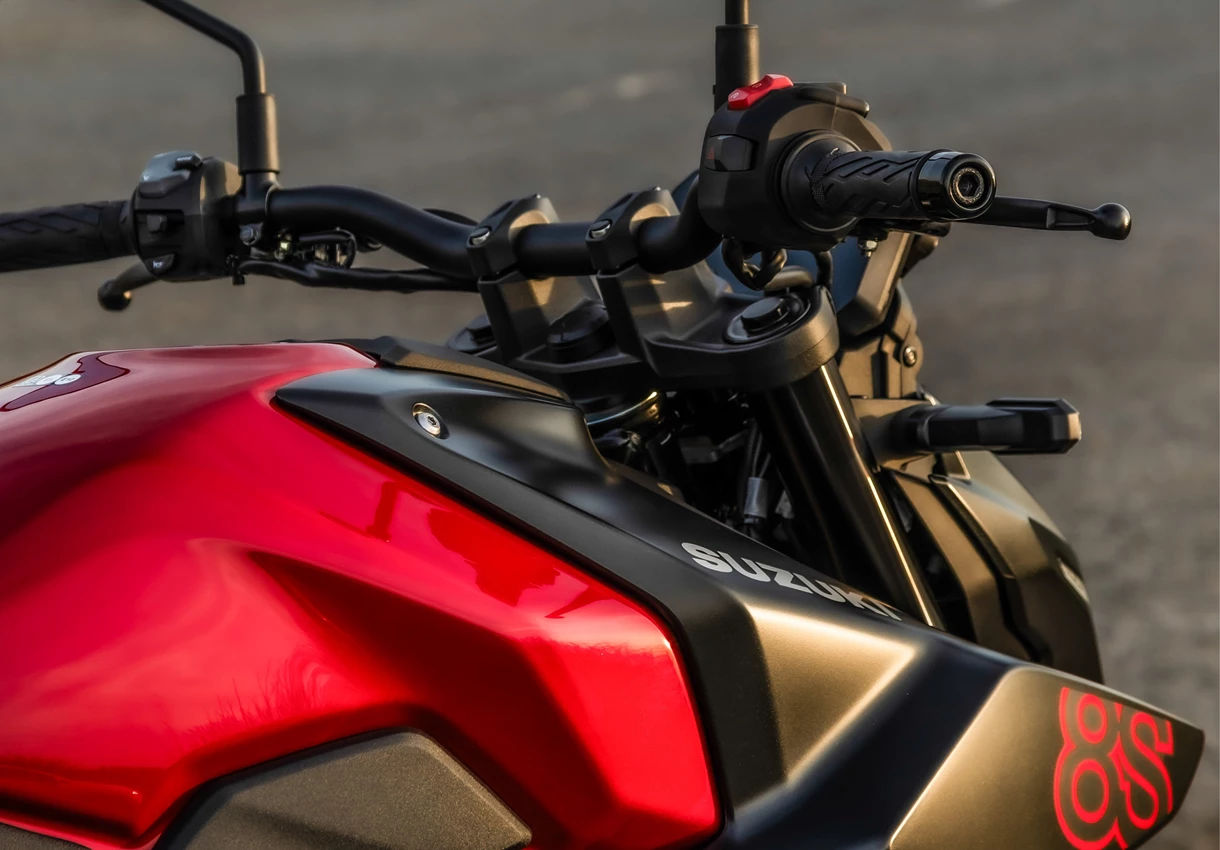 Suzuki GSX-8S handlebars and tank right hand side