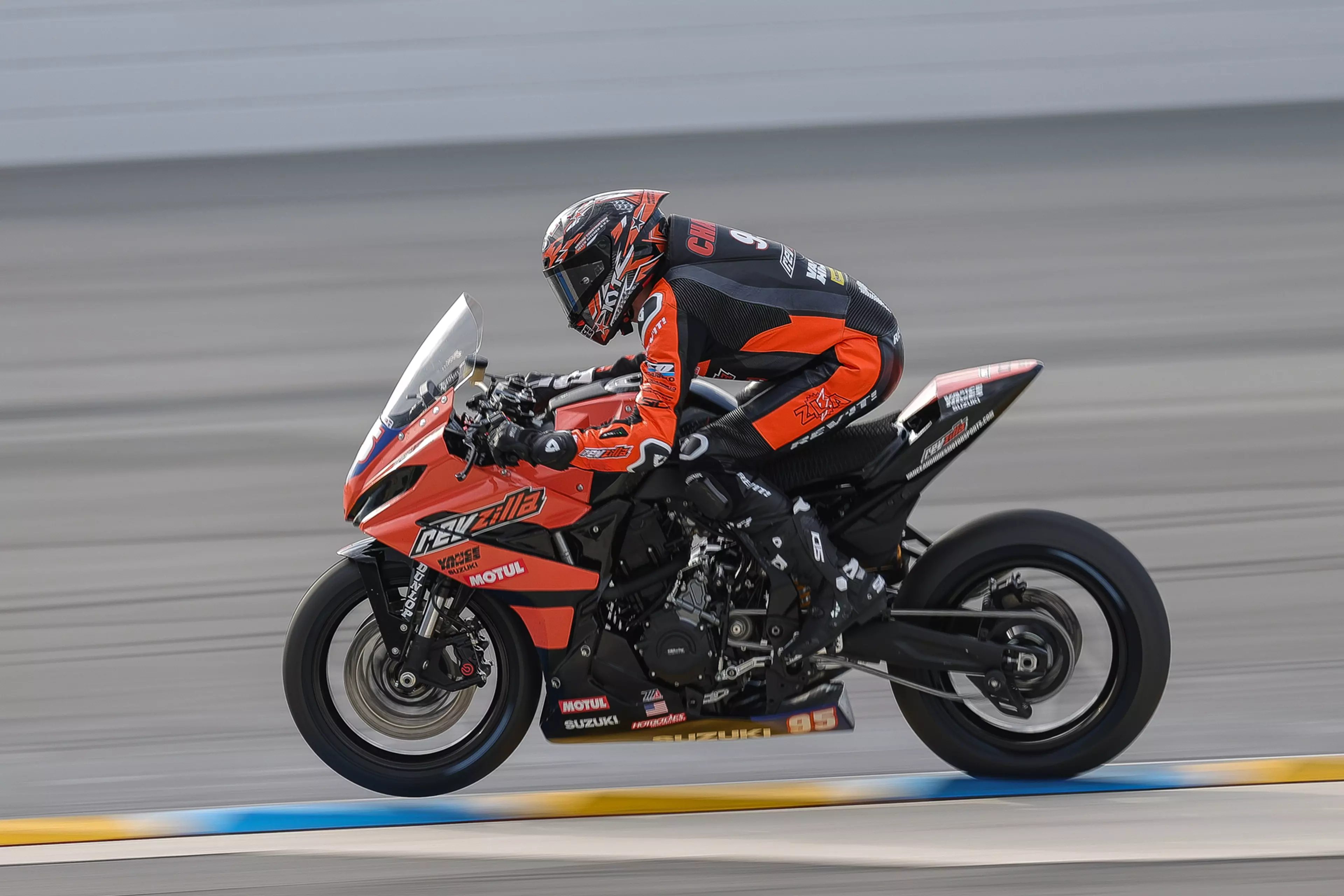 The GSX-8R racing at Daytona 200