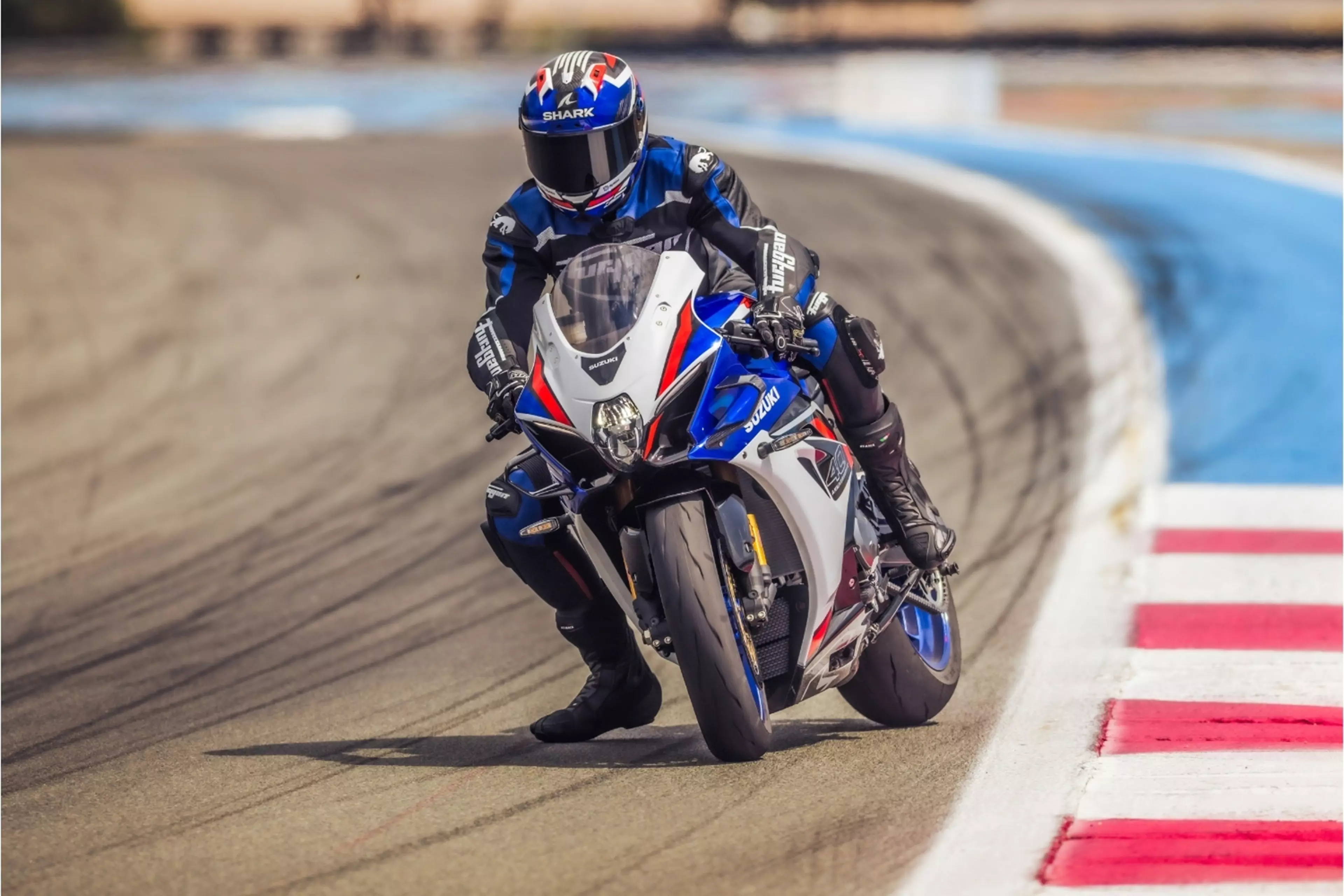 GSX-R1000R backing in under braking