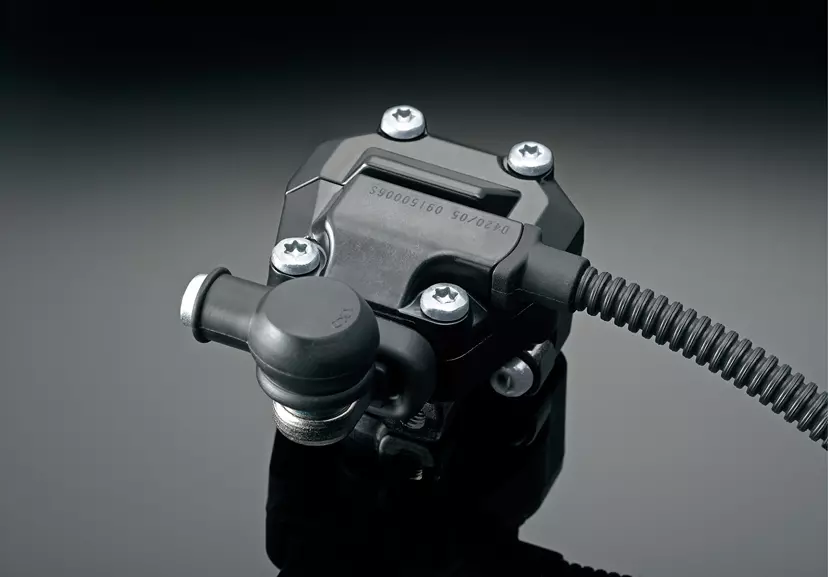 Suzuki GSX-8S Bi-directional quickshifter close-up, studio.