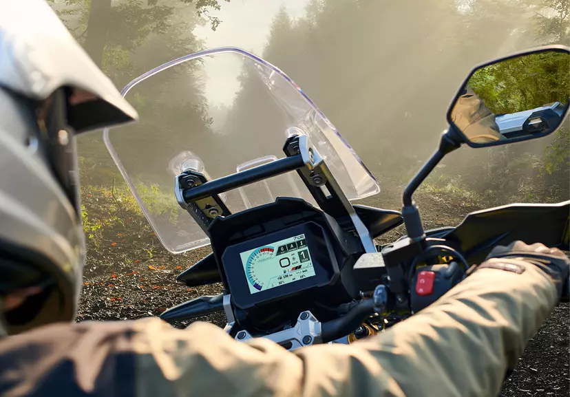 Suzuki V-Strom 1050DE Tour over the riders shoulder showing the TFT screen