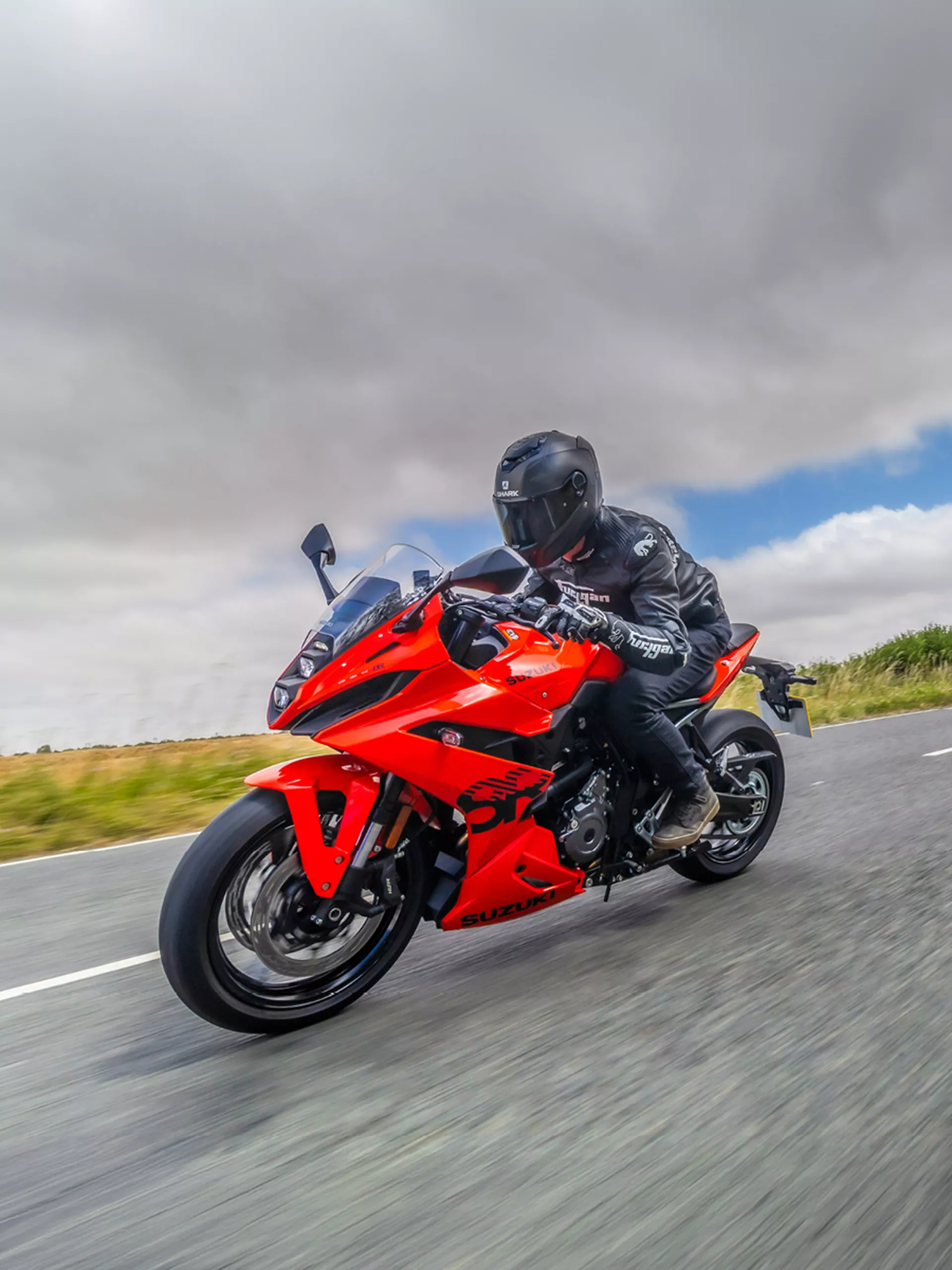 Suzuki GSX-8R travelling along a grass lined road. 