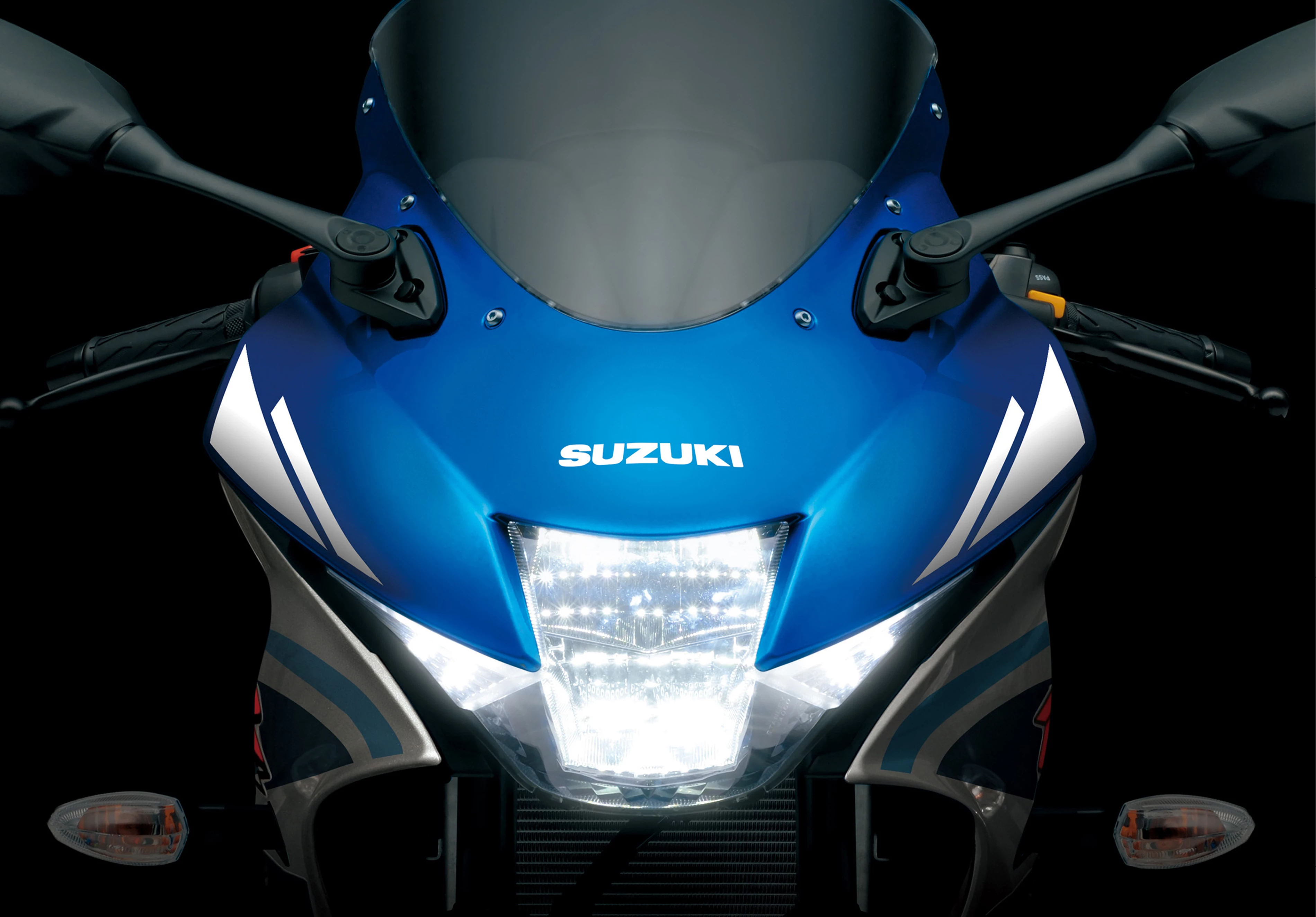 Suzuki GSX-R125 front on light assembly and fairing close up.