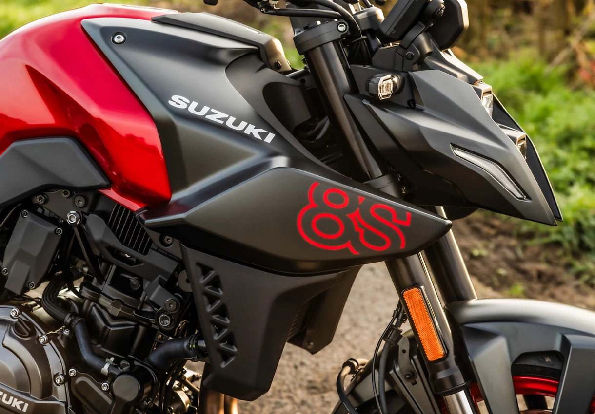 Suzuki GSX-8S black and red, front end side on image,