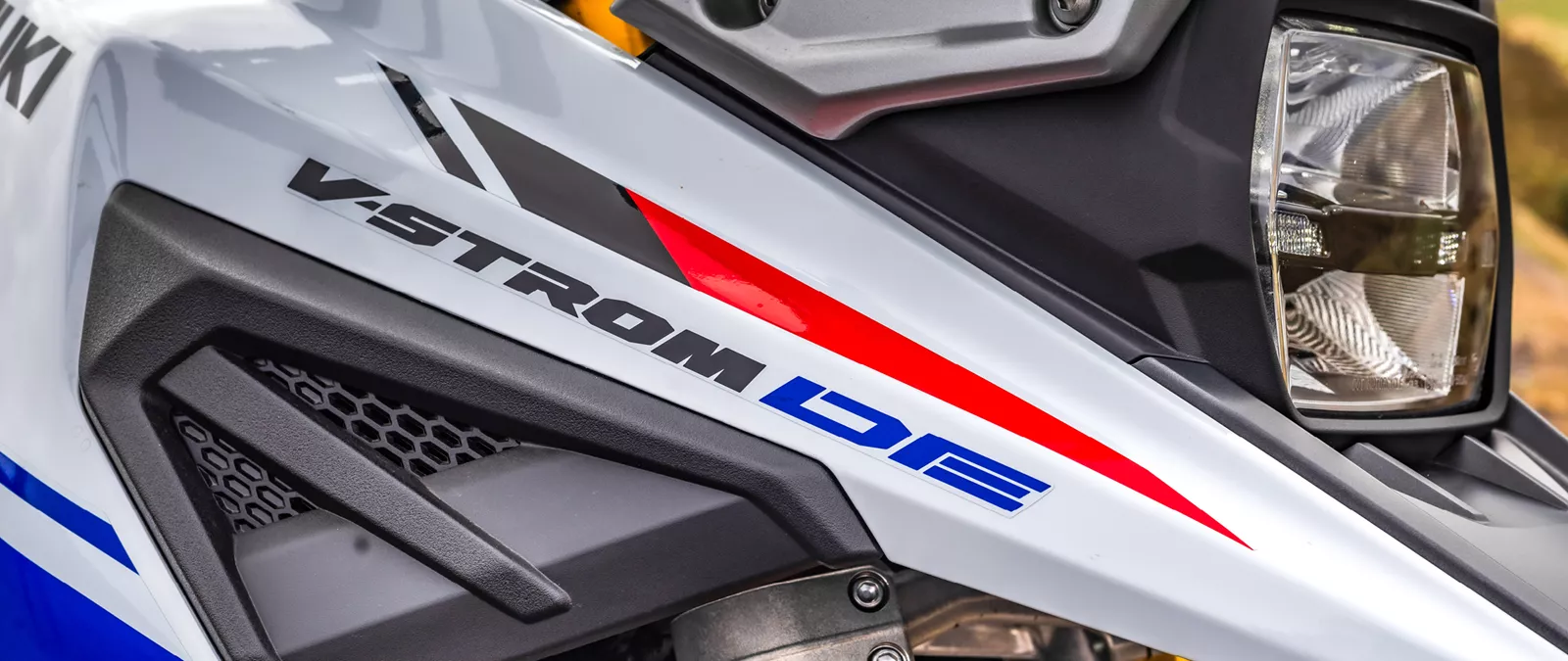 Suzuki V-Strom 1050DE white, V-Strom DE logo close up - right hand side