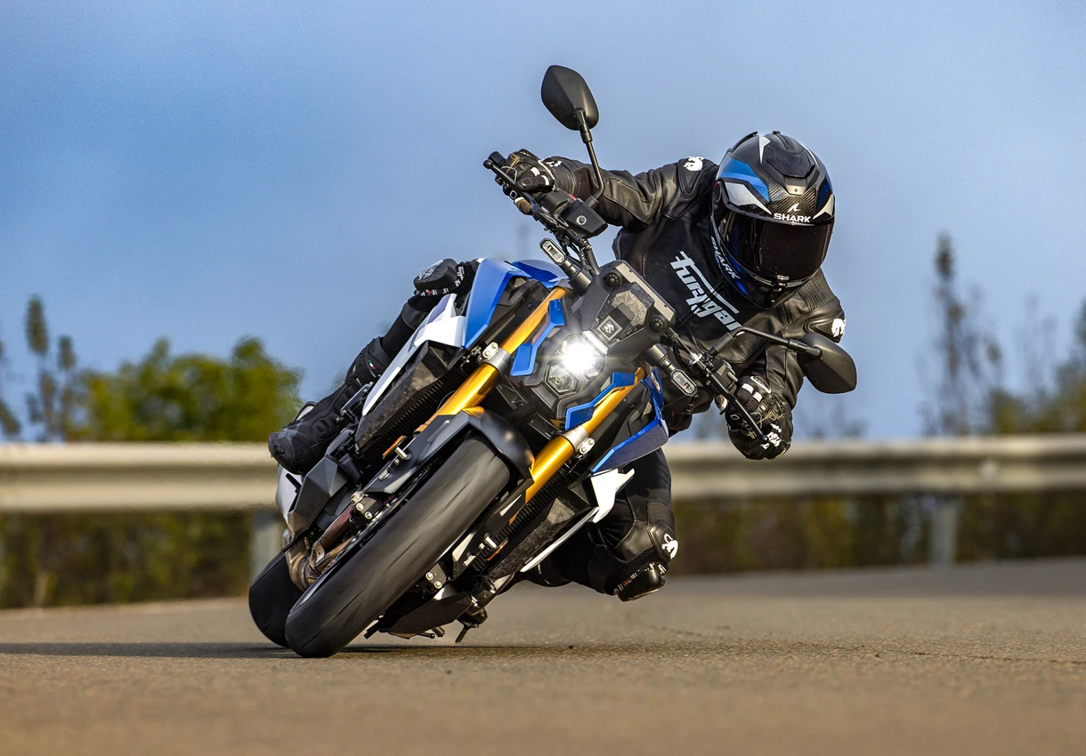 Suzuki GSX-S1000 leant over going around a corner on a country road