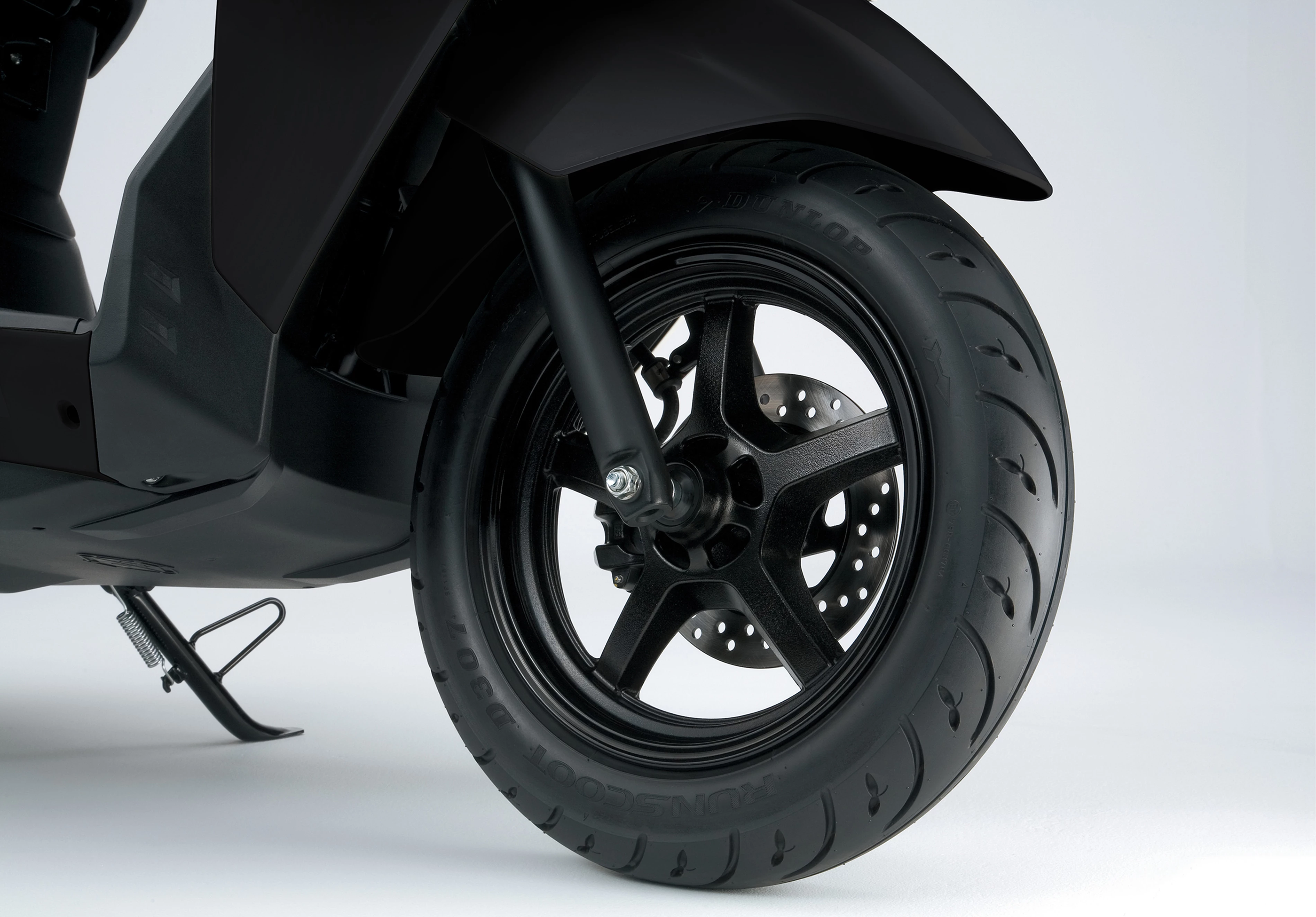 Suzuki Avenis 125 close-up of the front wheel, emphasising its smooth handling and performance.