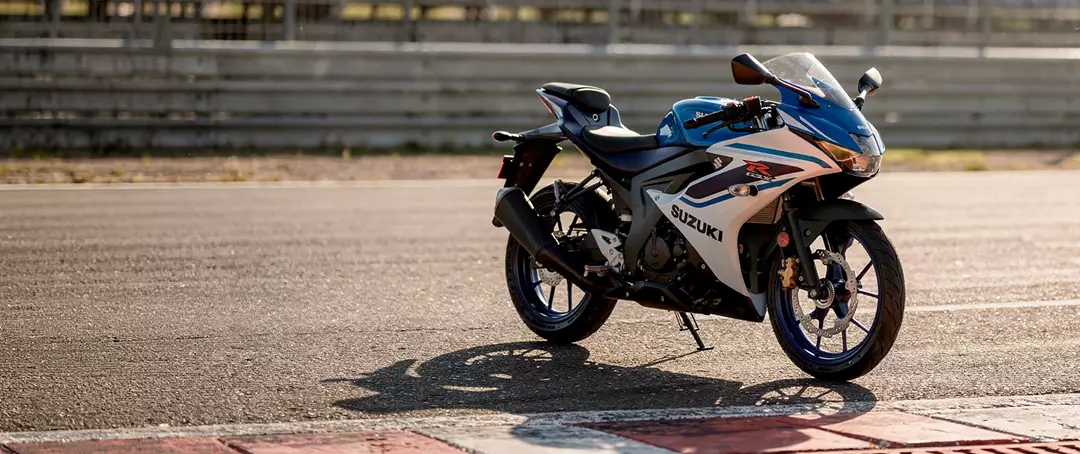 Suzuki GSX-R125 front right three quarters on a race track