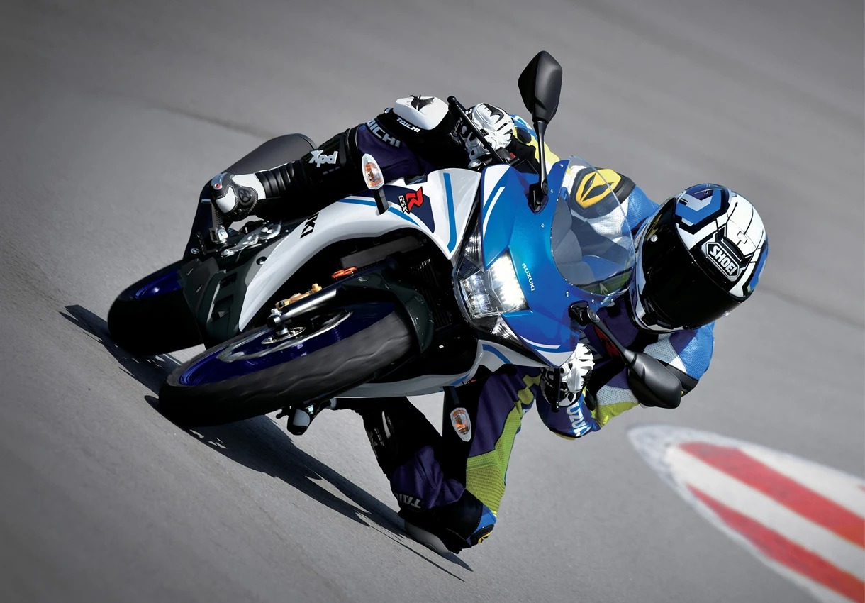 Suzuki GSX-R125 leaning hard into a corner out on track.