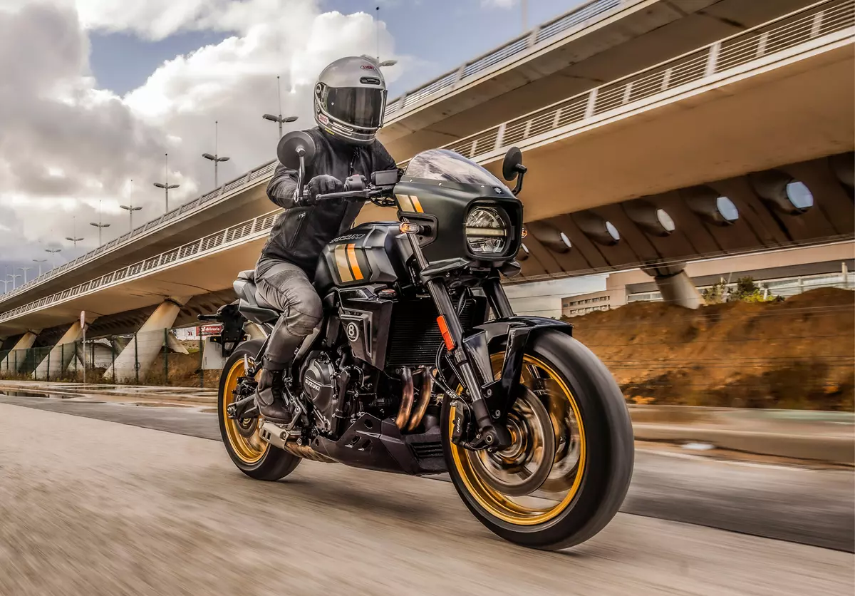 Suzuki GSX-8TT kreće se kroz gradsku periferiju s nadvožnjakom iza sebe