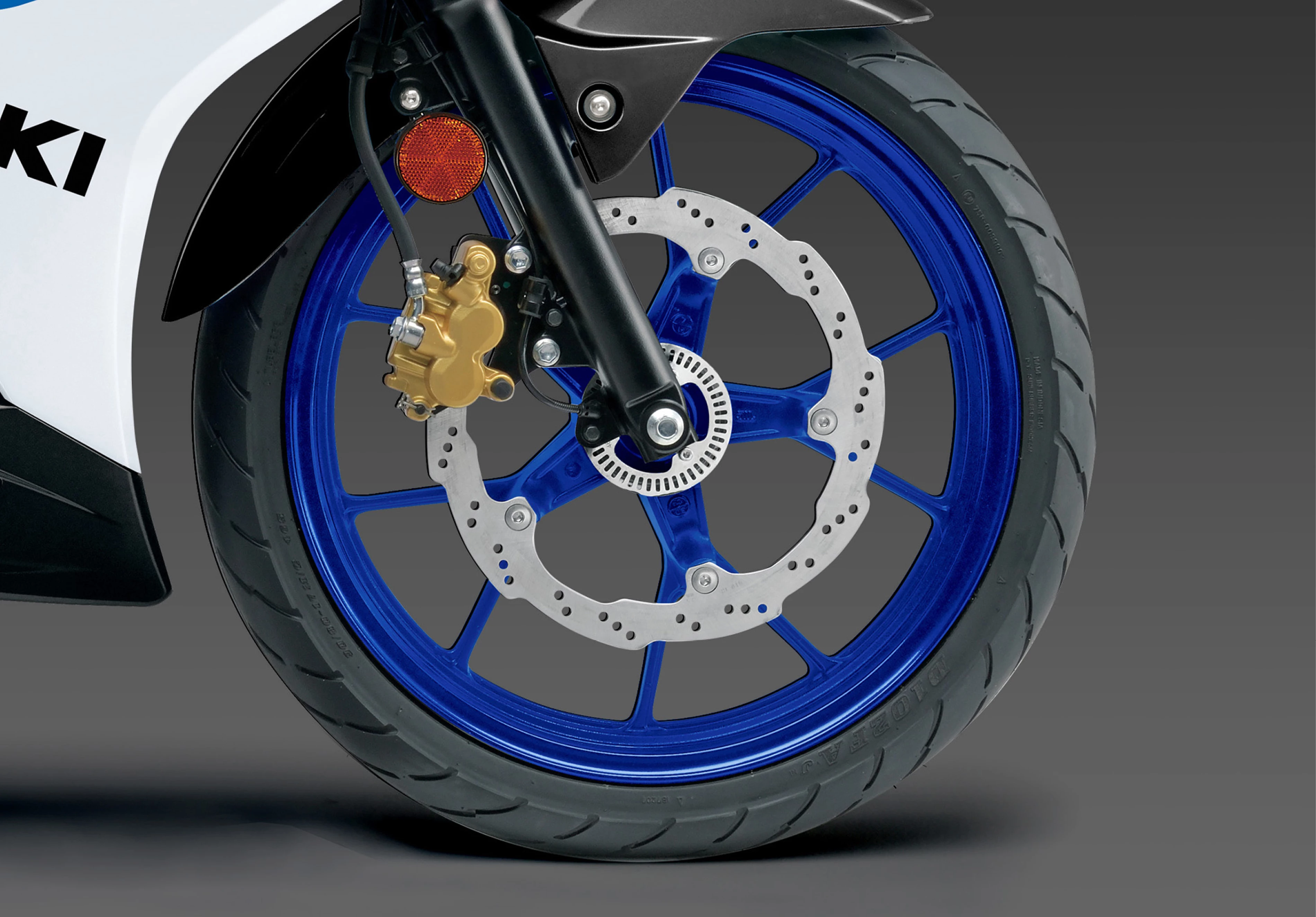 Suzuki GSX-R125 front brake and tyre close-up