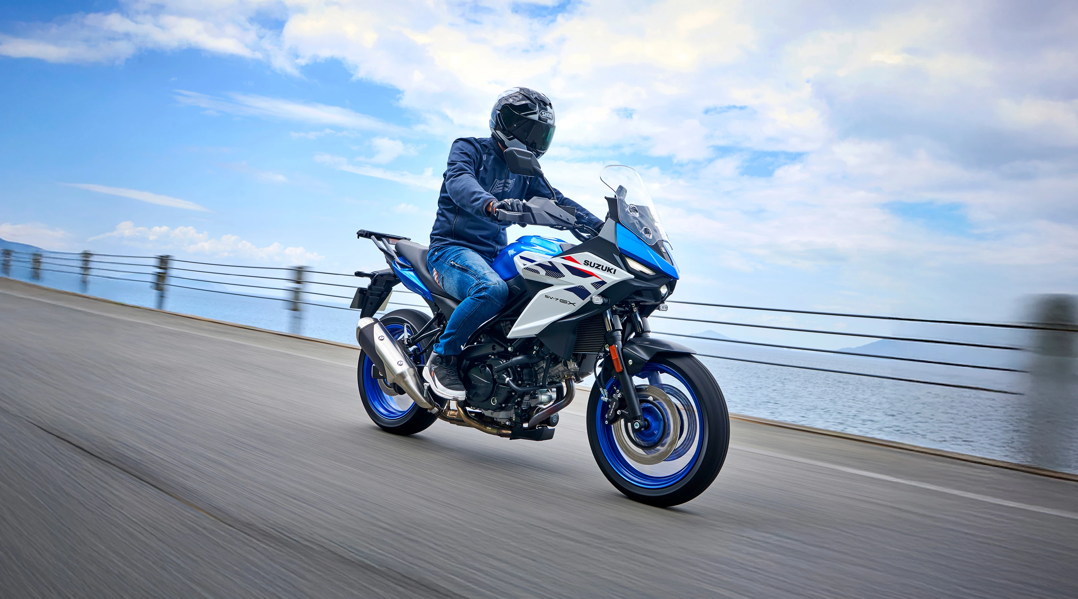 Suzuki GSX-8R Kiiro edition leaning into a long corner