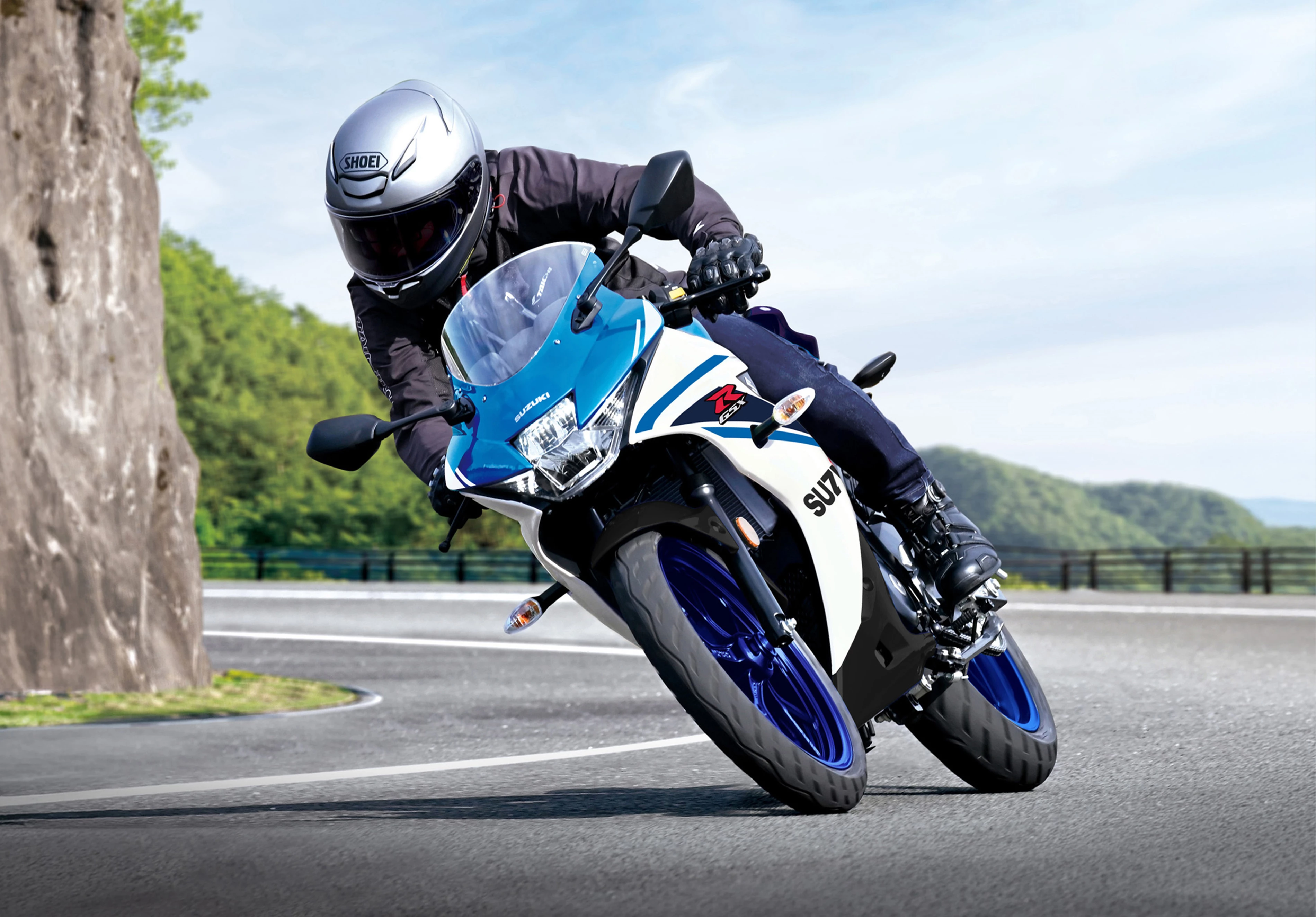 Suzuki GSX-R125 leaning into a corner on a mountain pass.