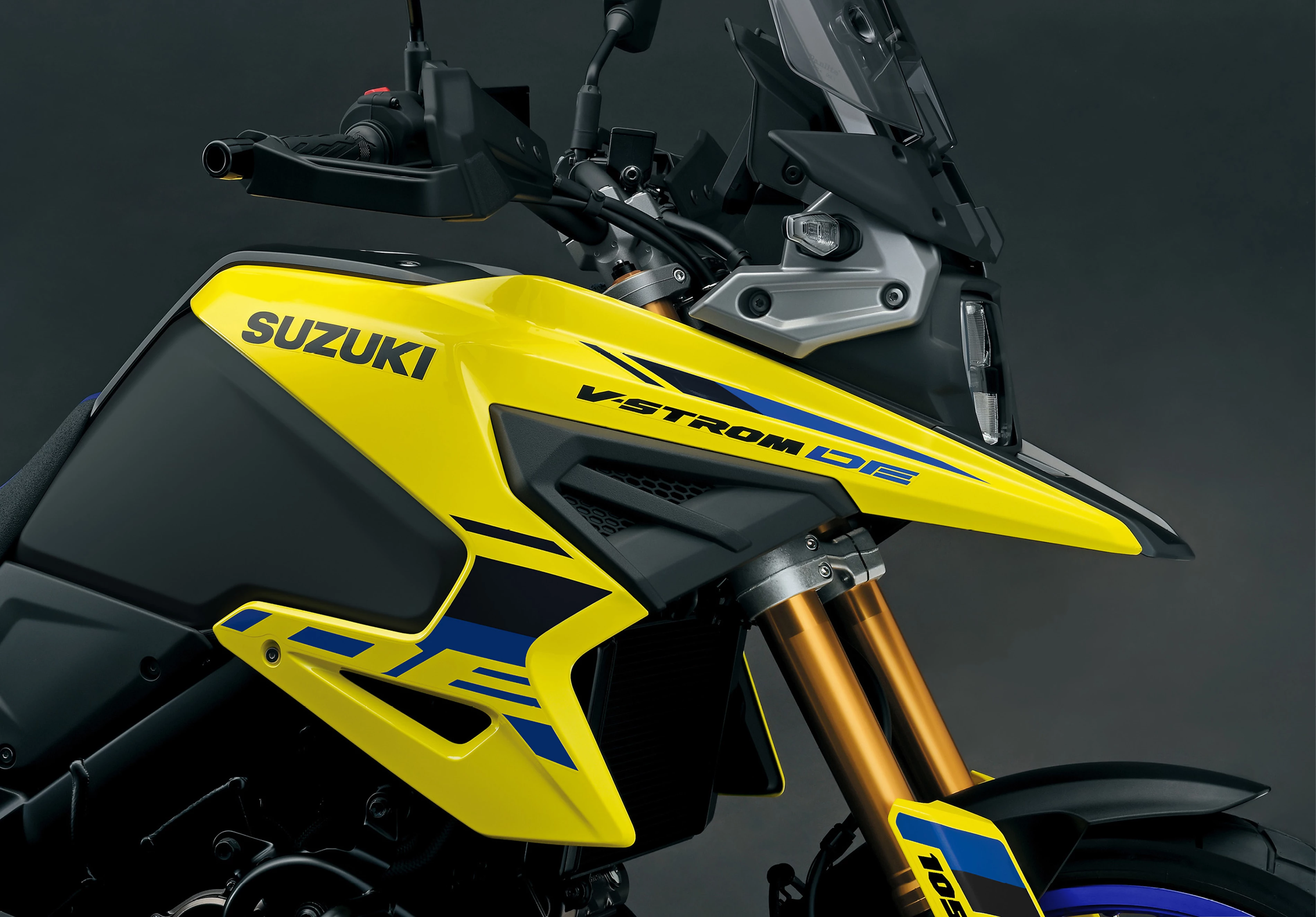 Suzuki V-Strom 1050DE right hand side front close up on decals and front forks