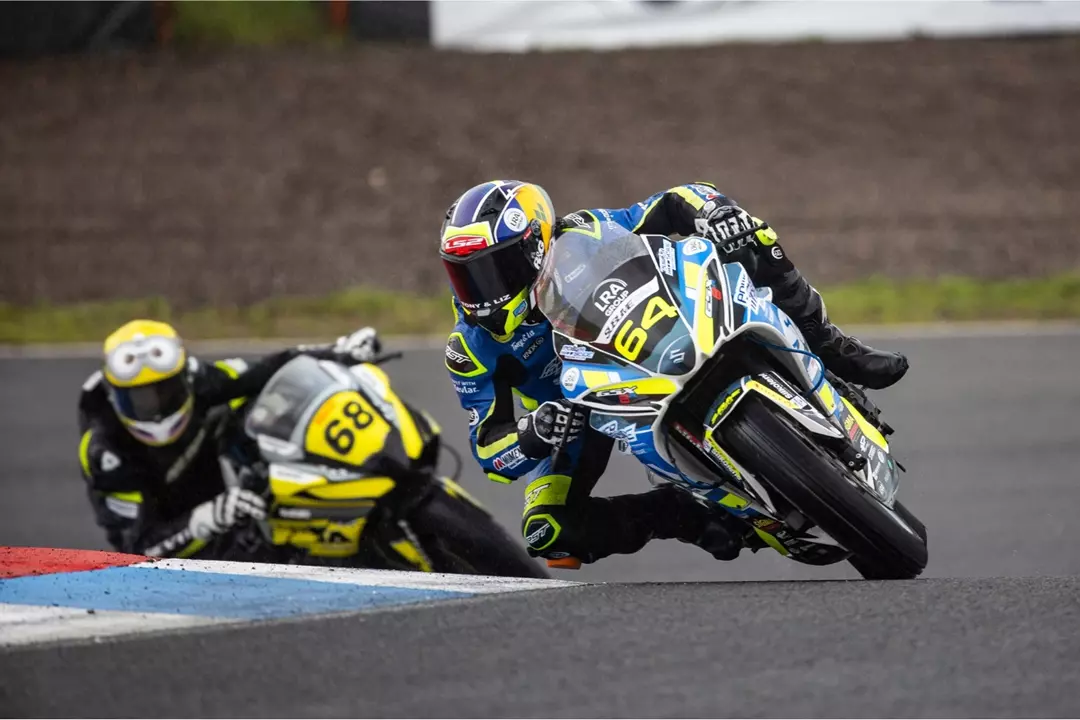 Asher Durham leads Kas Beekmans on Suzuki GSX-8R machinery at Knockhill