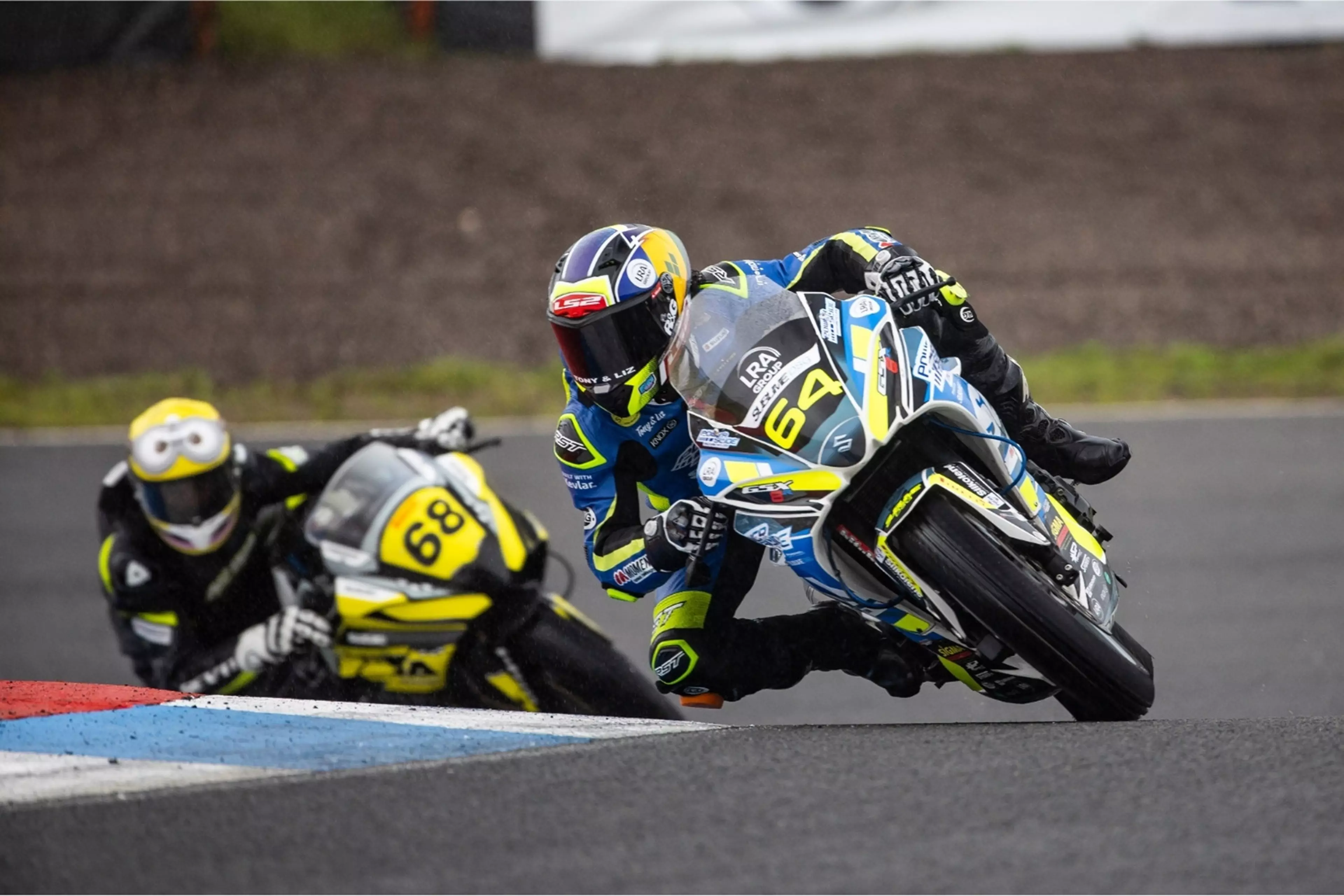 Asher Durham leads Kas Beekmans on Suzuki GSX-8R machinery at Knockhill