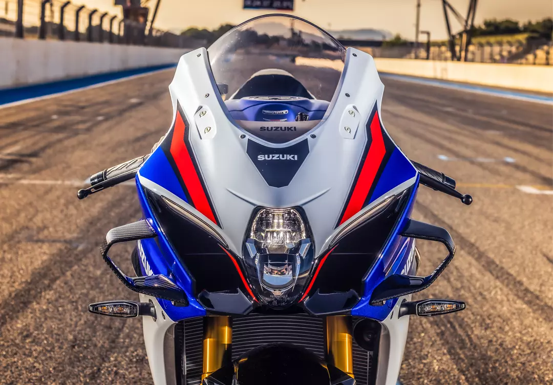 Suzuki GSX-R1000R head on image close up on a pit straight