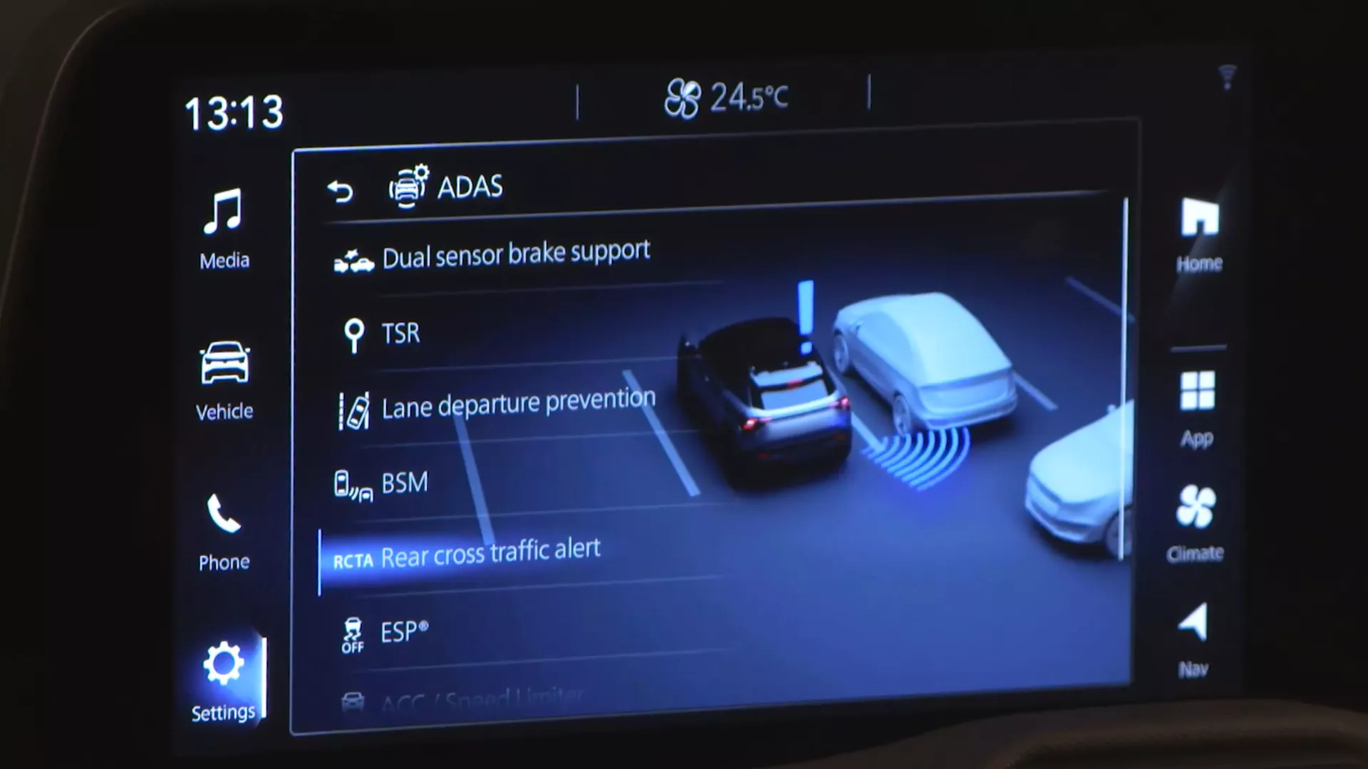 Infotainment screen in the e Vitara displaying the Traffic Alert system, detecting vehicles approaching from the side