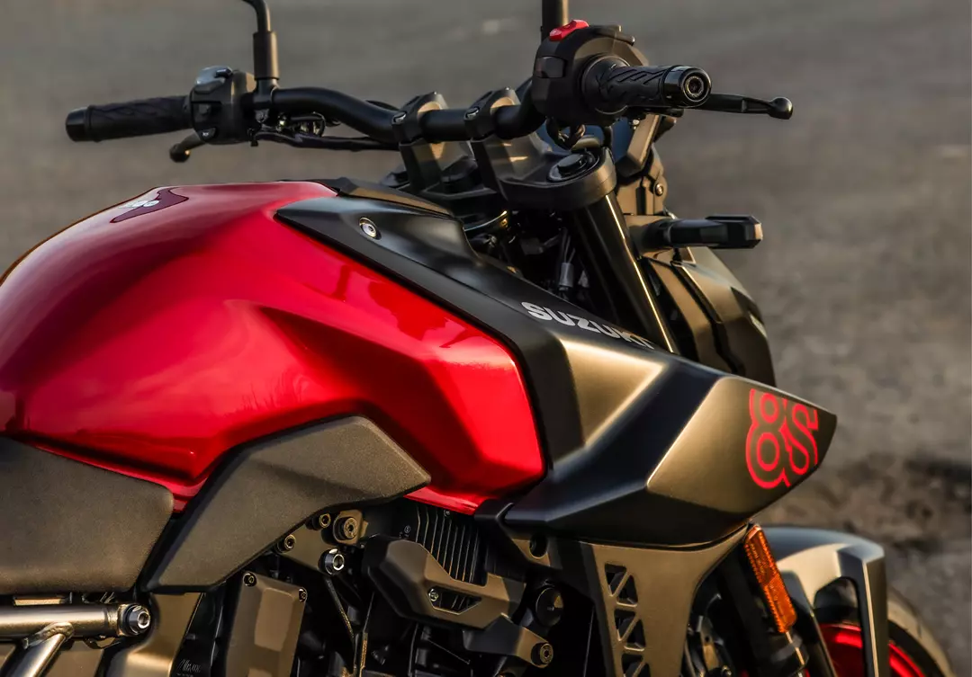 Suzuki GSX-8S fuel tank and logo close-up, red and black