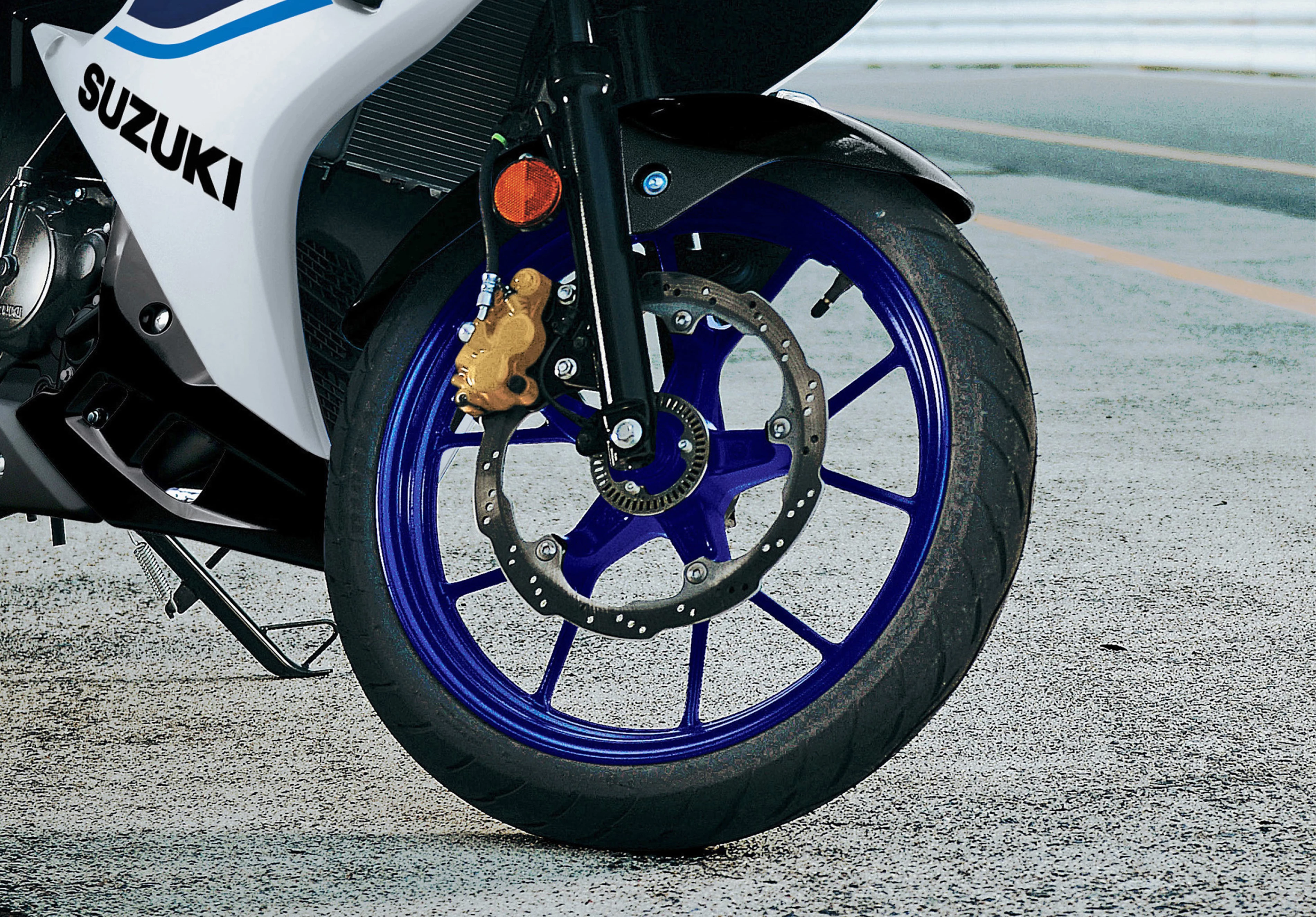 Suzuki GSX-R125 front wheel and pairing close-up