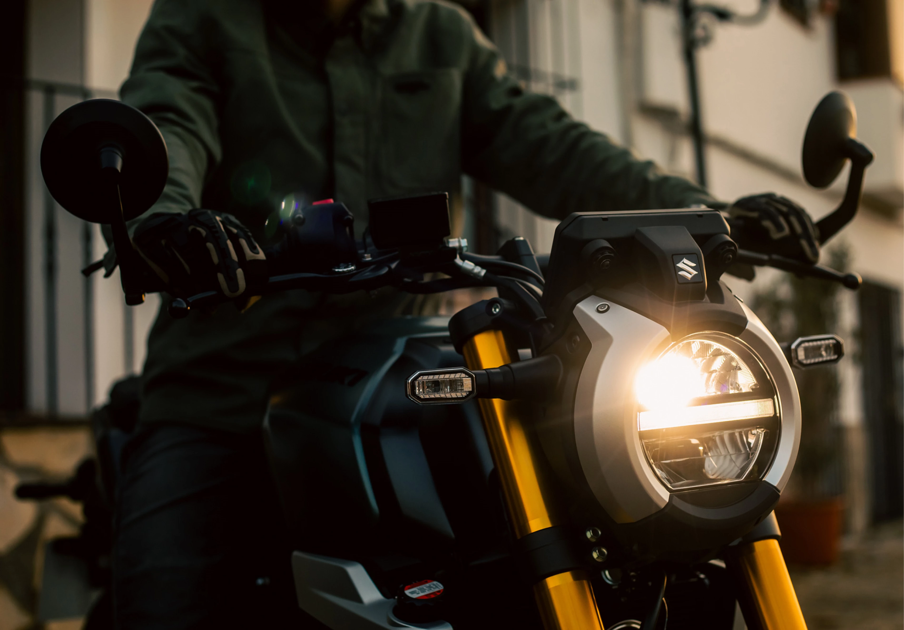 Suzuki GSX-8T front on image of the headlight light.