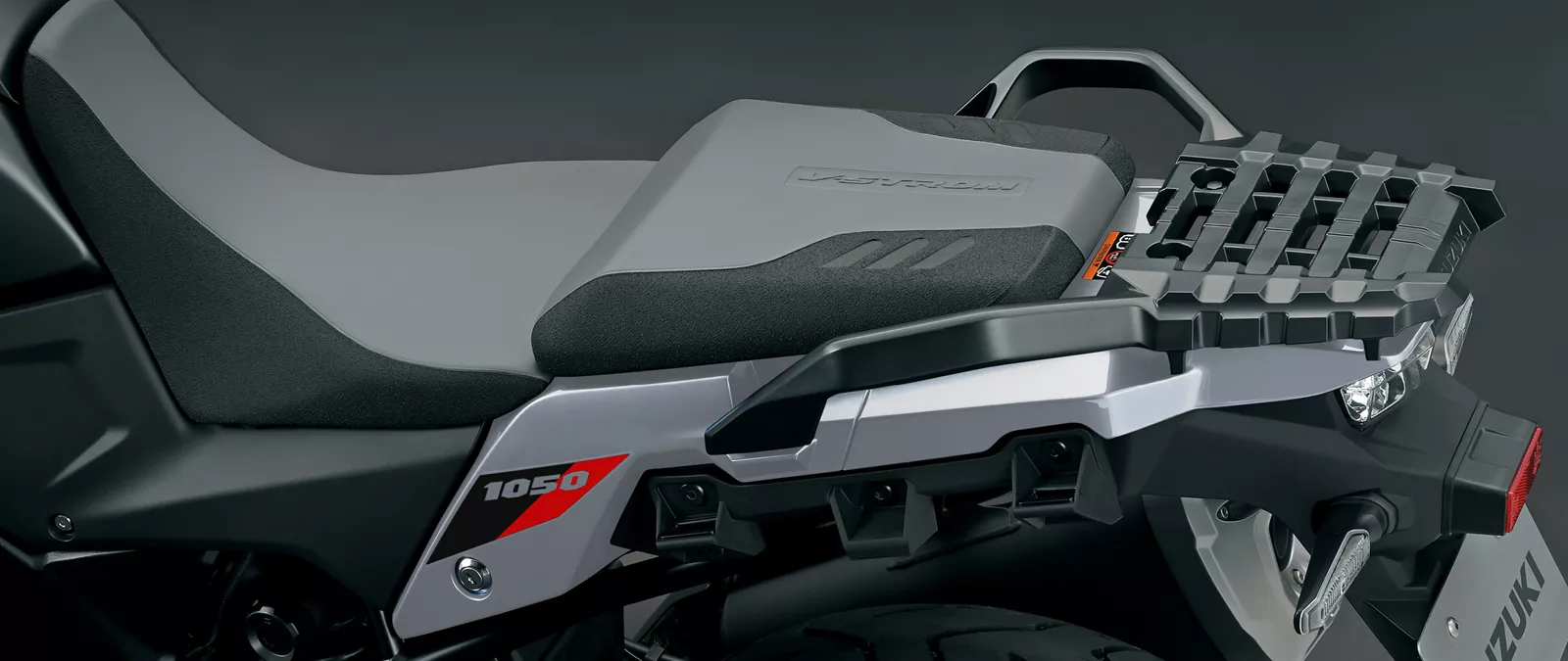 Suzuki V-Strom 1050RE grey, close-up of the seat unit and rear carrier.