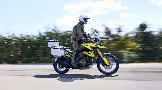 V-Strom 1050DE Tour riding along a country road, up on the pegs