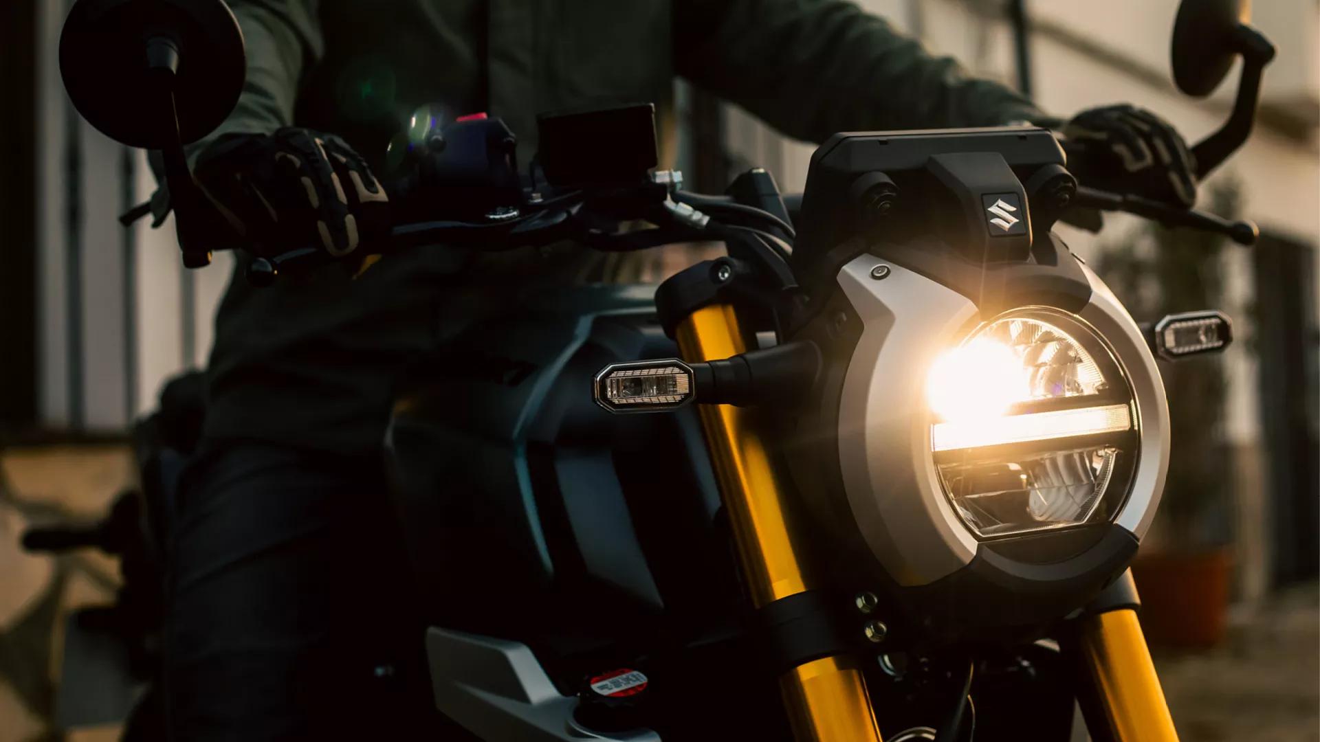 Suzuki GSX-8T front on image of the headlight light.