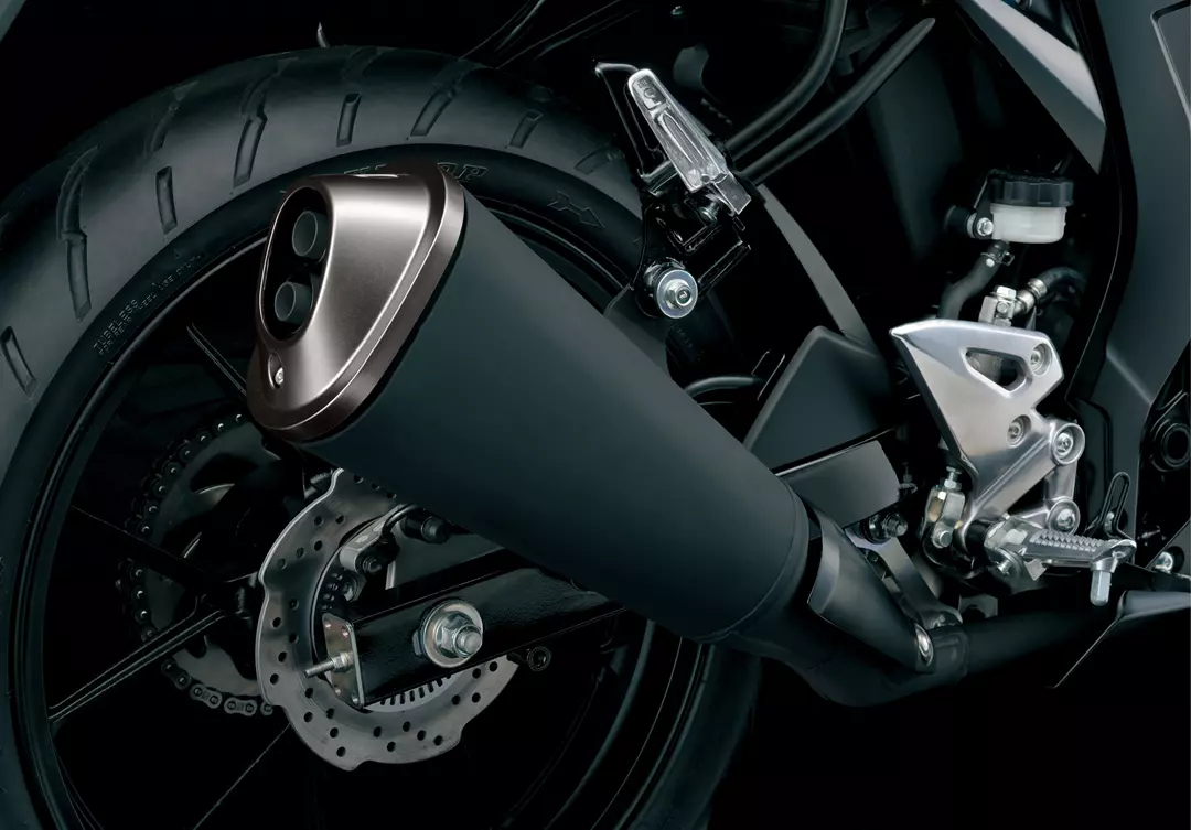 Suzuki GSX-S125 exhaust studio close up