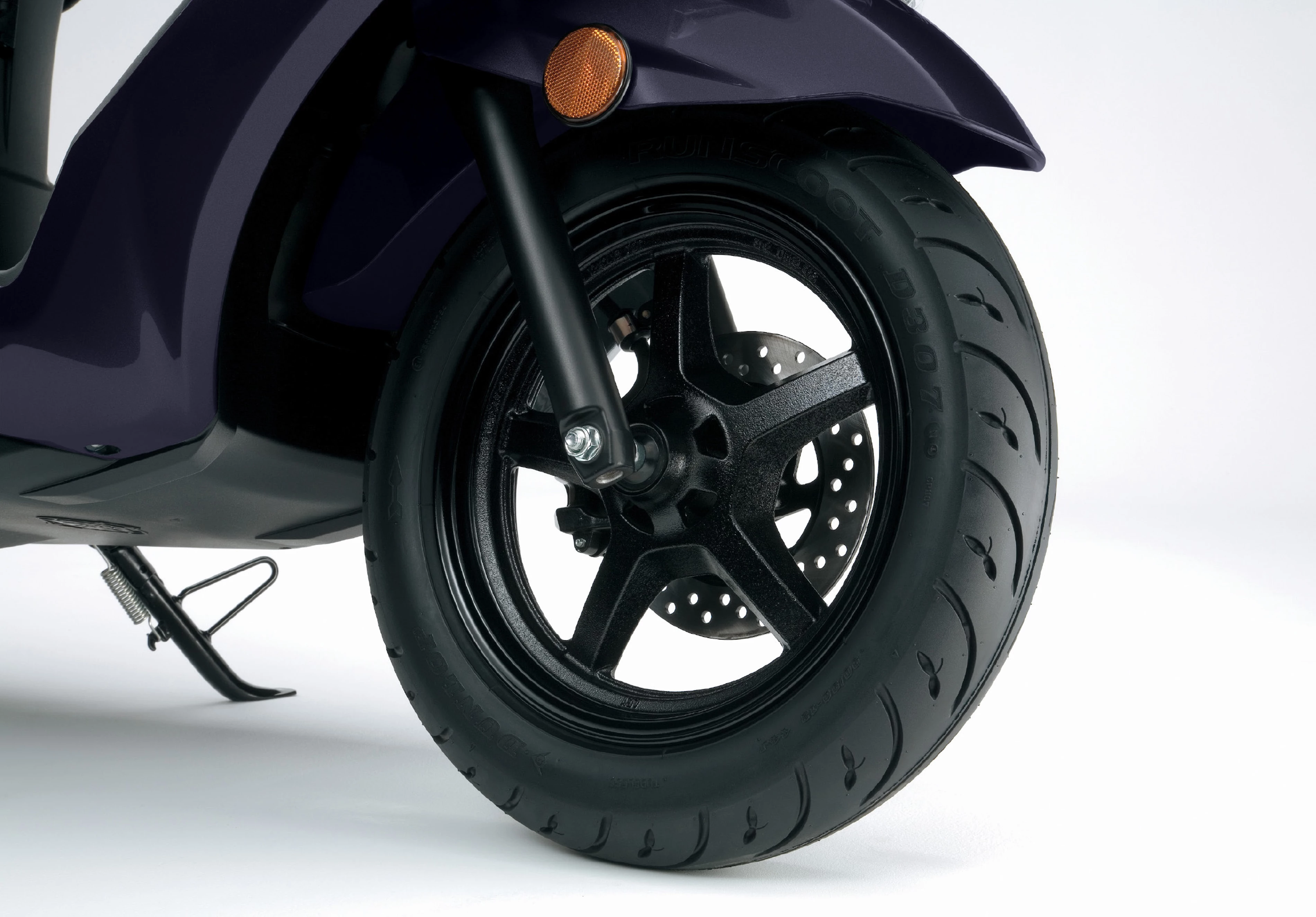 Suzuki Burgman Street 125EX close-up of the front wheel