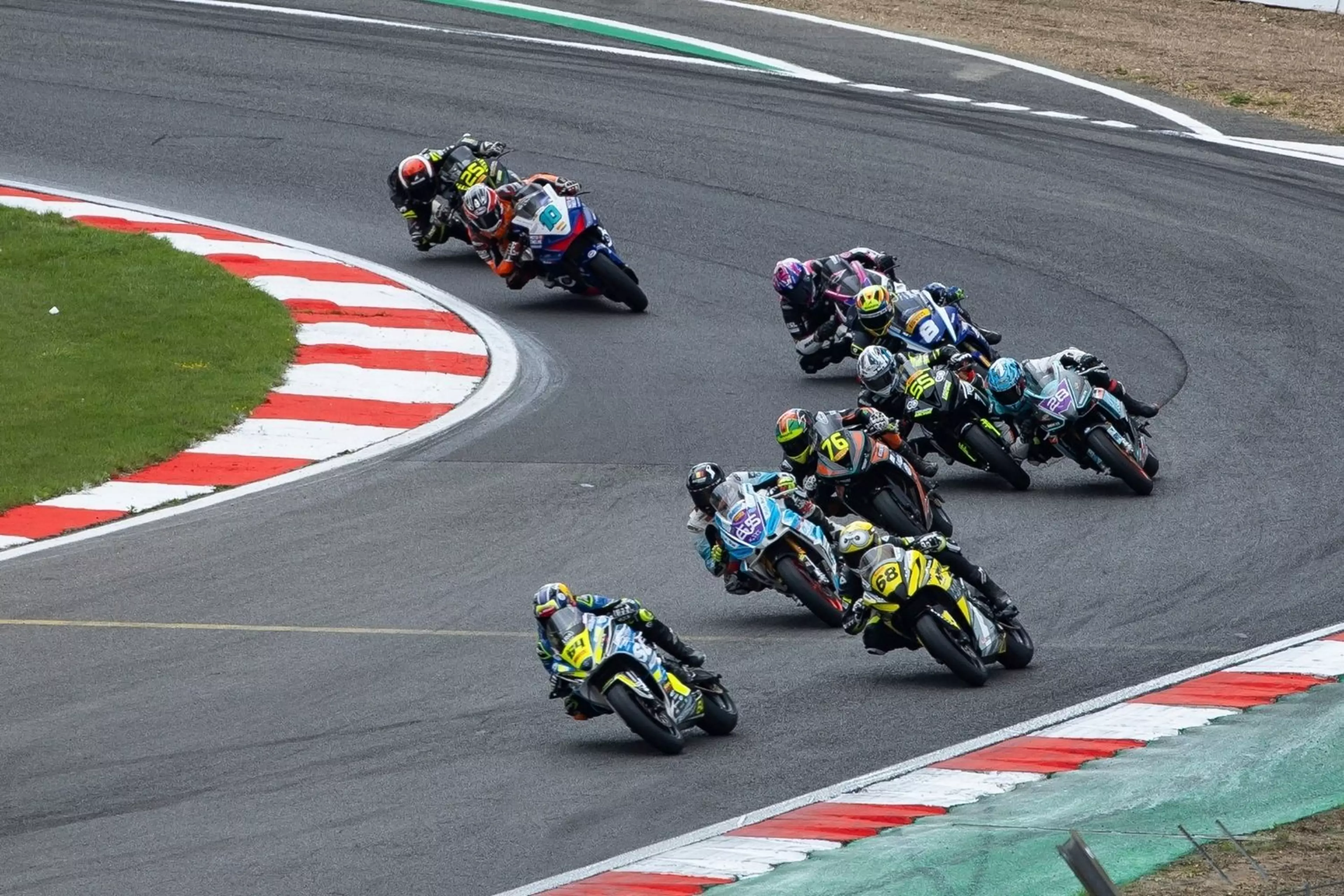 8R running first and second in Sportbike race at Brands Hatch