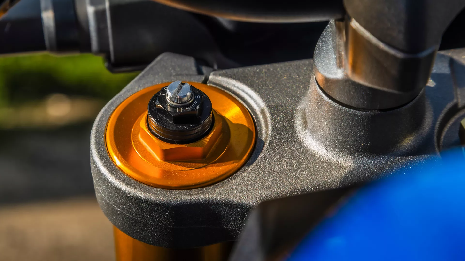 Suzuki GSX-S1000 KYB suspension top yoke close up on location. 