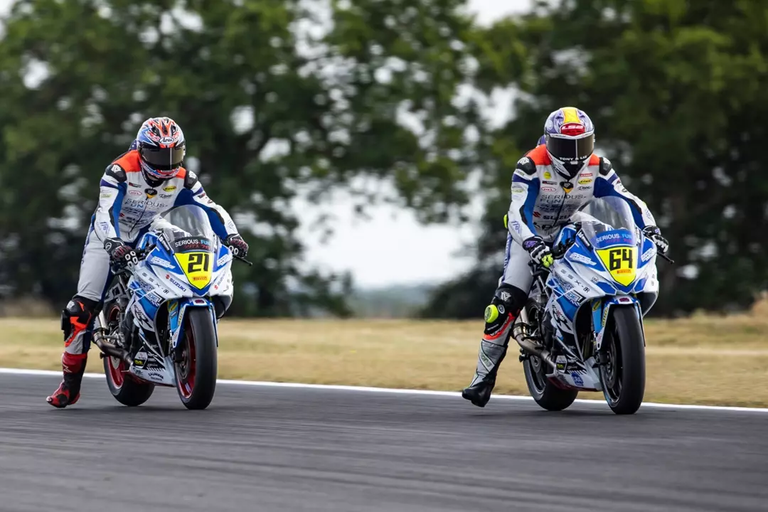 Powerslide Suzuki 8Rs racing at Snetterton