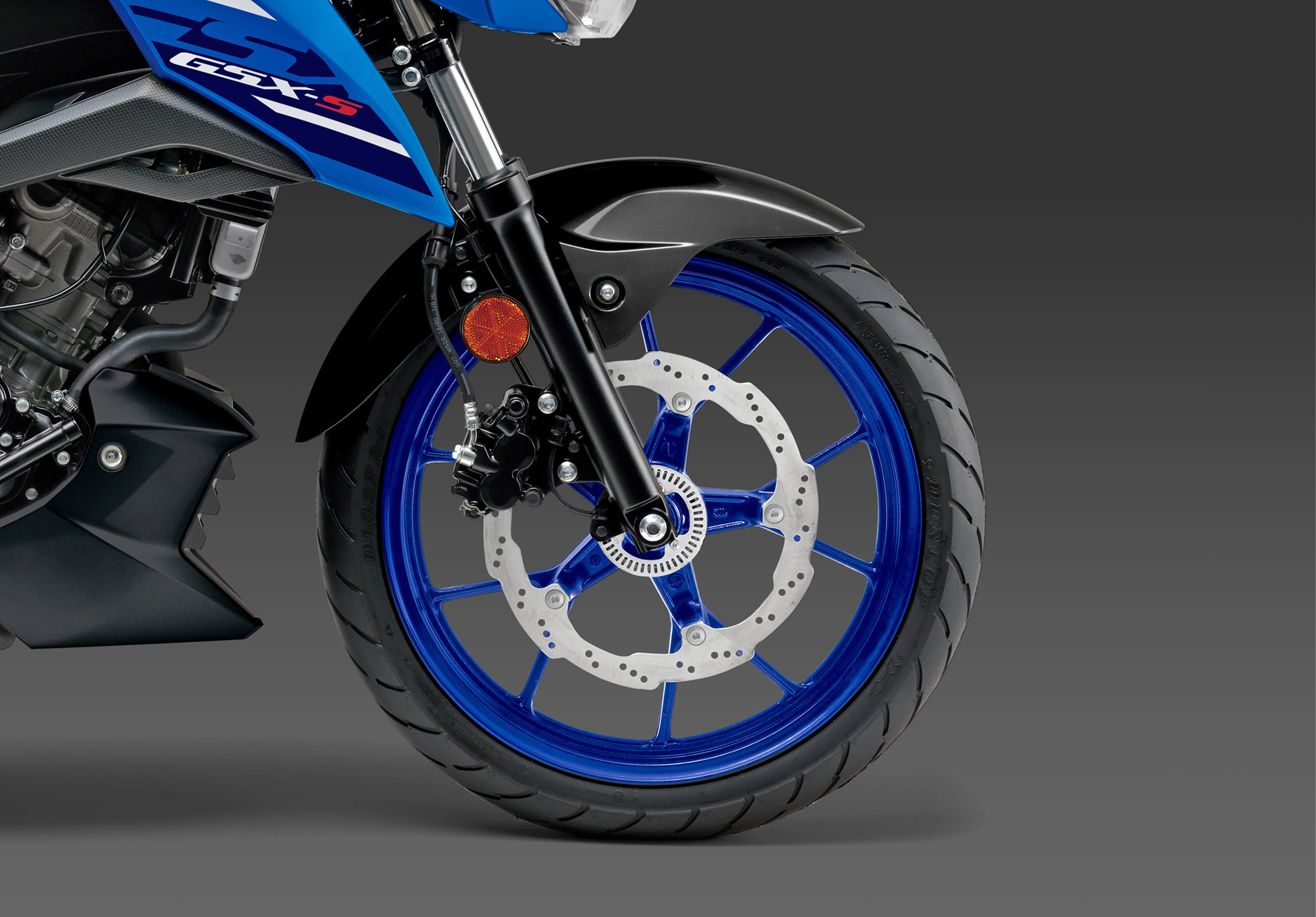 Suzuki GSX-S125 front wheel close up