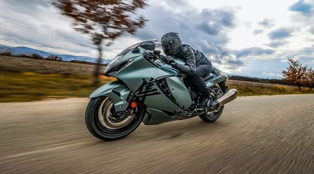 Suzuki Hayabusa travelling along a contry road