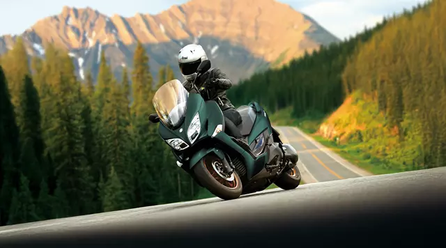 Suzuki Burgman 400 leaning gently into a corner on a mountain road. 