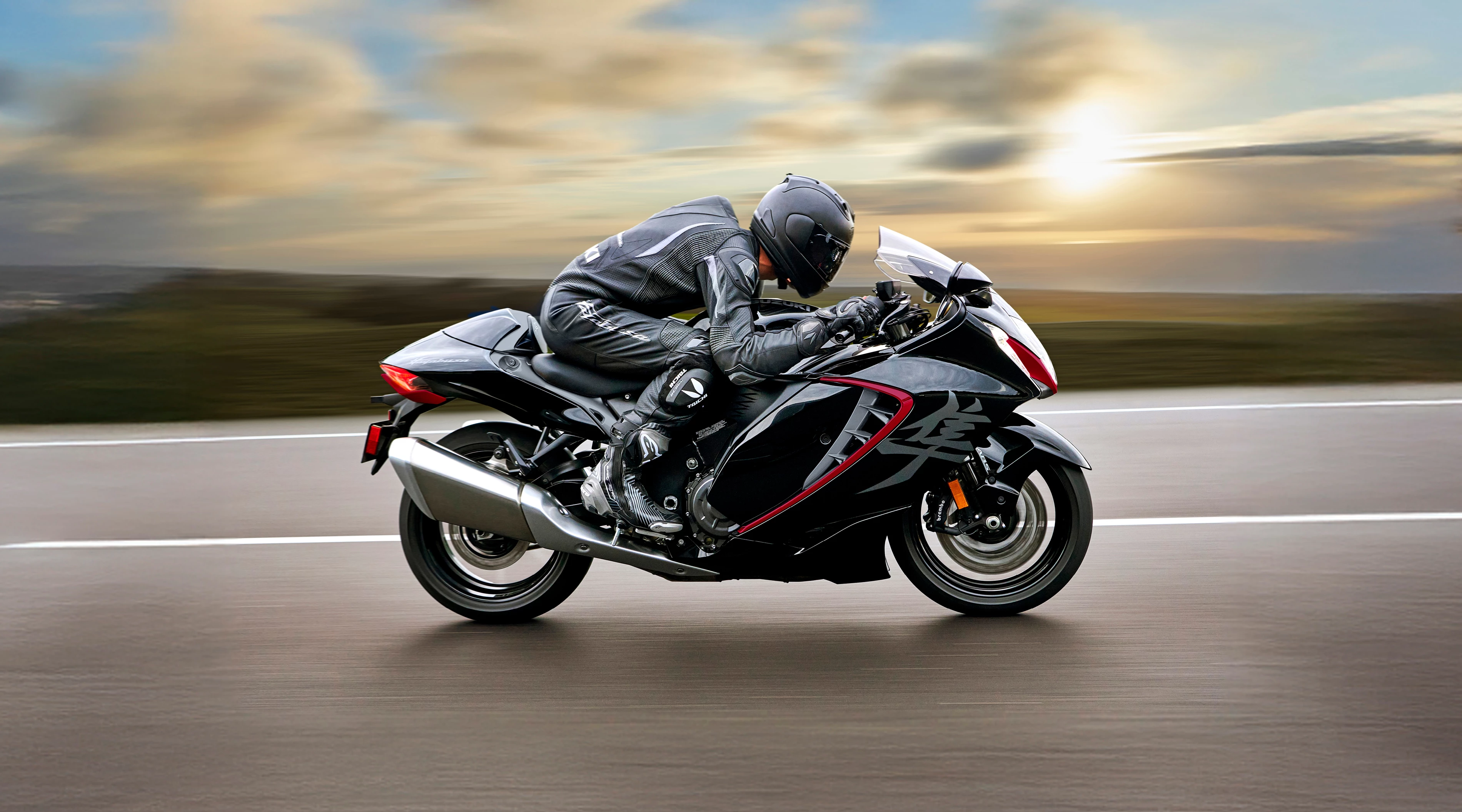 Suzuki Hayabusa travelling along a contry road