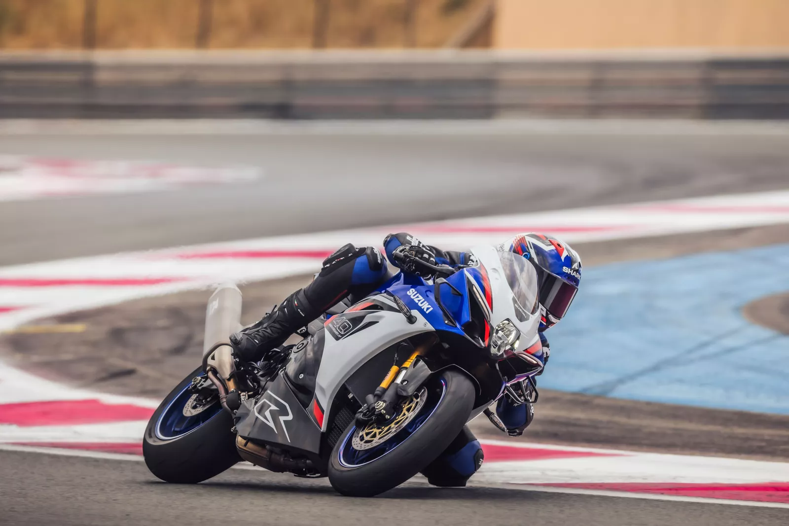 Suzuki sportbike with knee nearly touching the asphalt