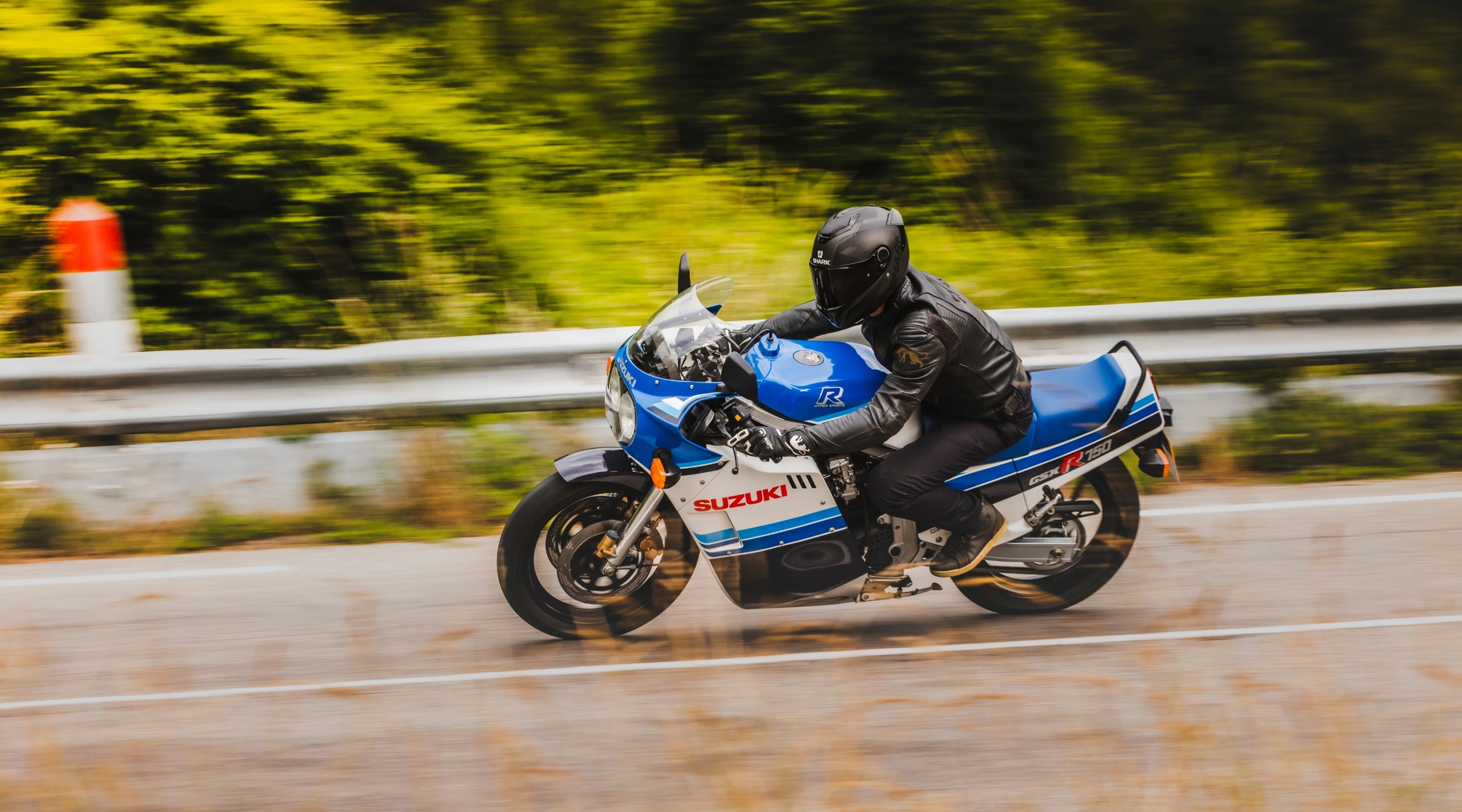 Suzuki GSX-R750 leaning into a corner