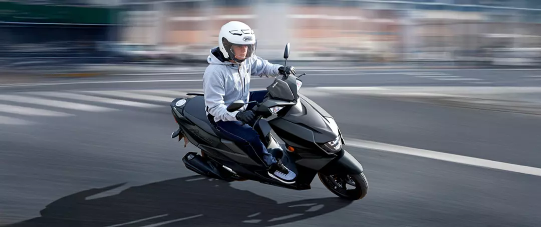 Suzuki Avenis 125 heading through a corner in the city
