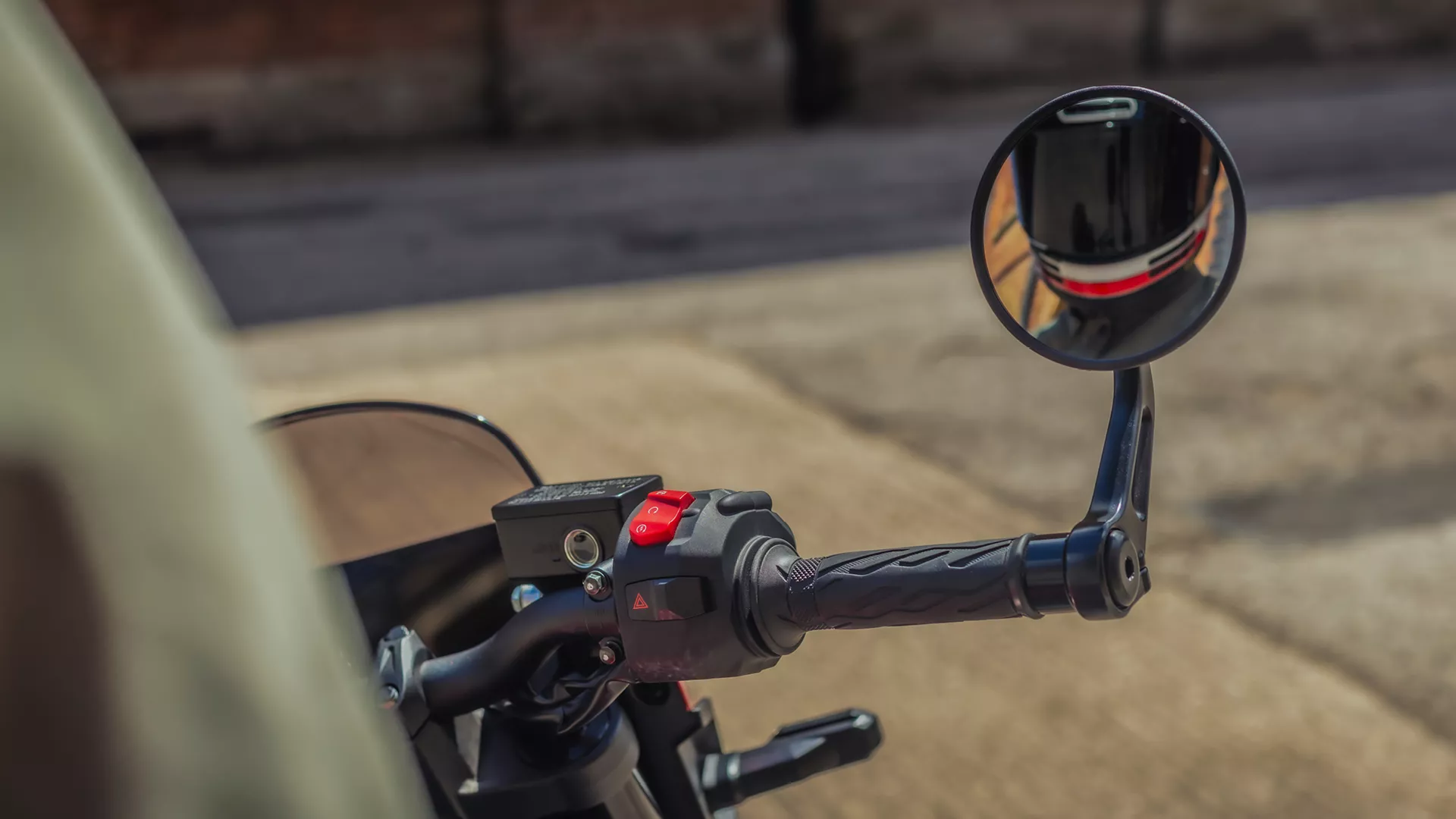 Suzuki GSX-8TT black showcasing the bar end mirror with the riders reflection in the mirror